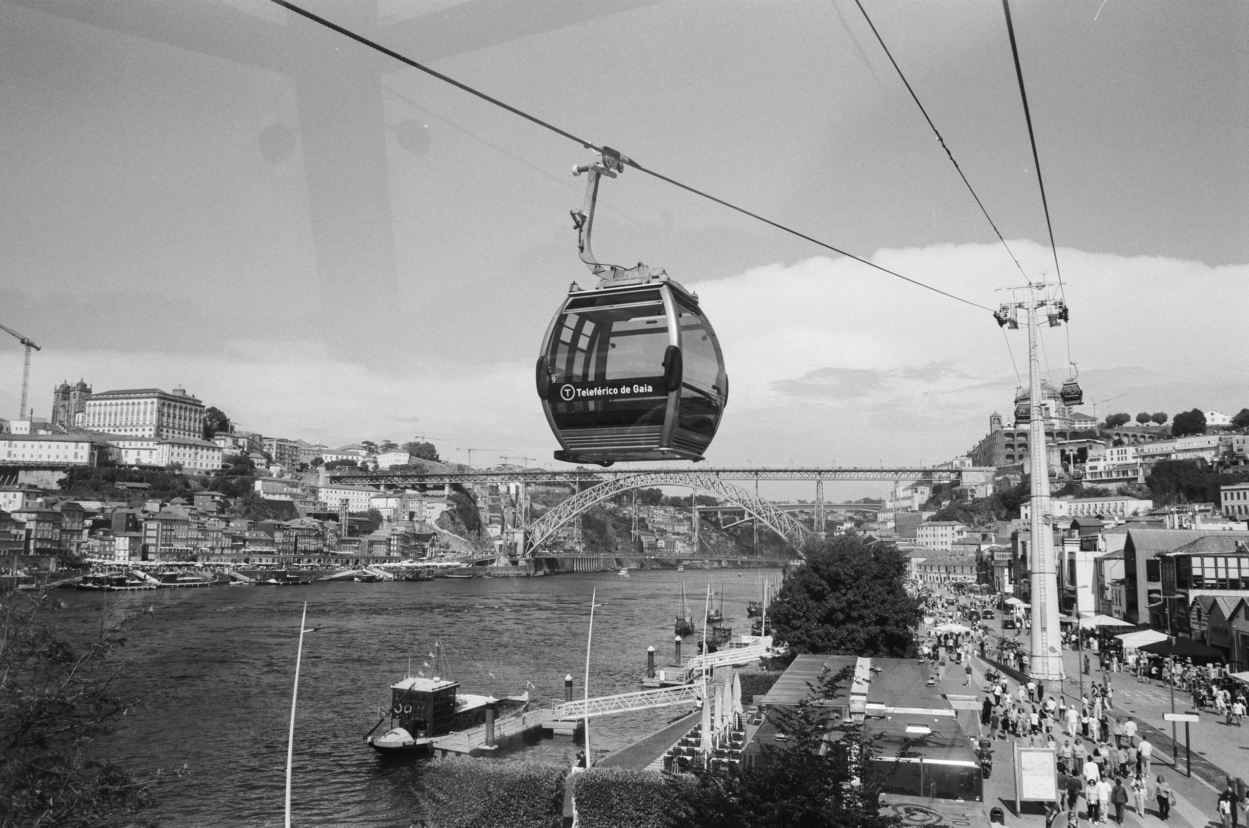 Seilbahn über den Douro mit Blick auf Porto und die Brücke