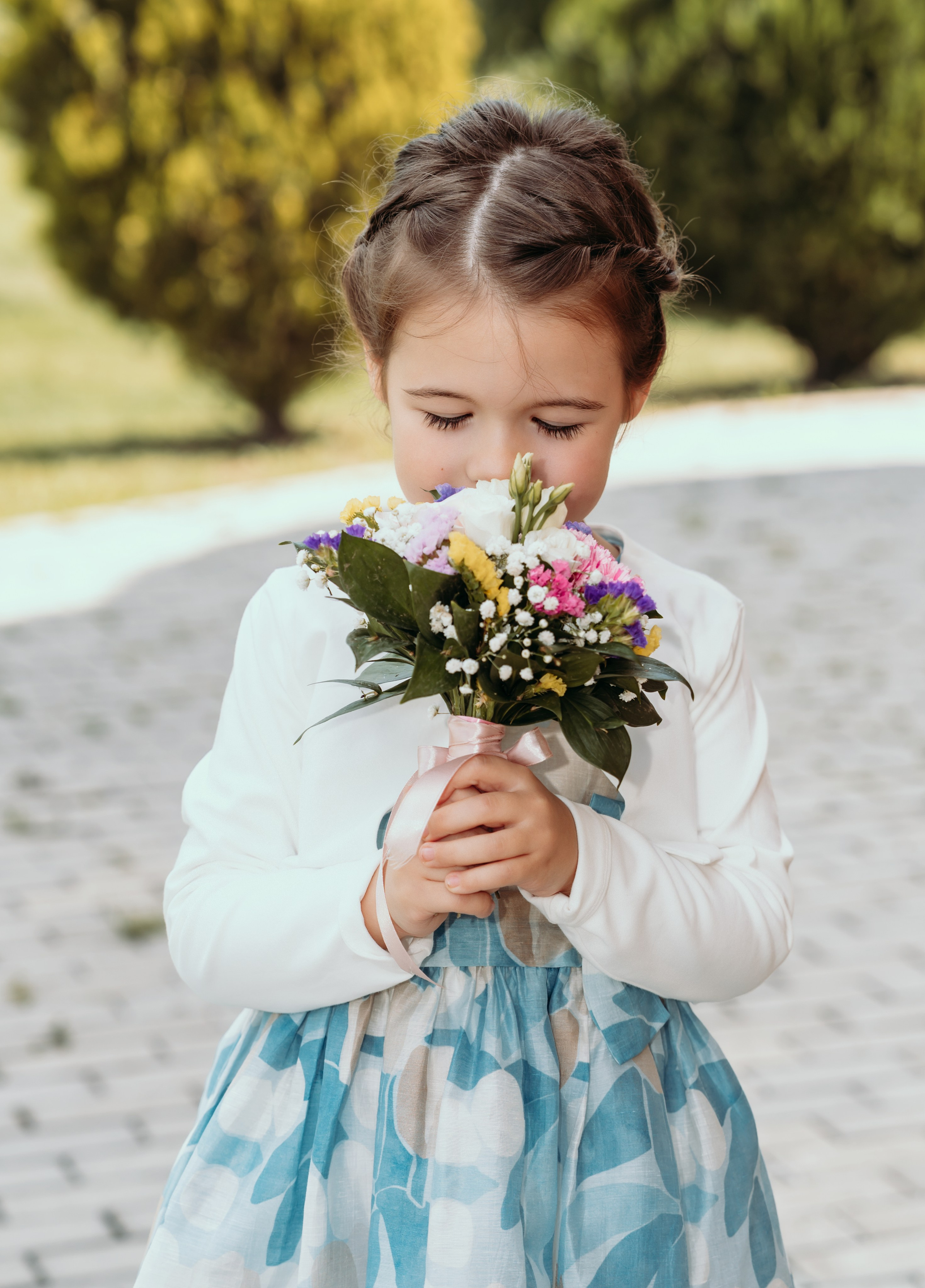 Devojcica mirise cvece na krstenju u beogradu