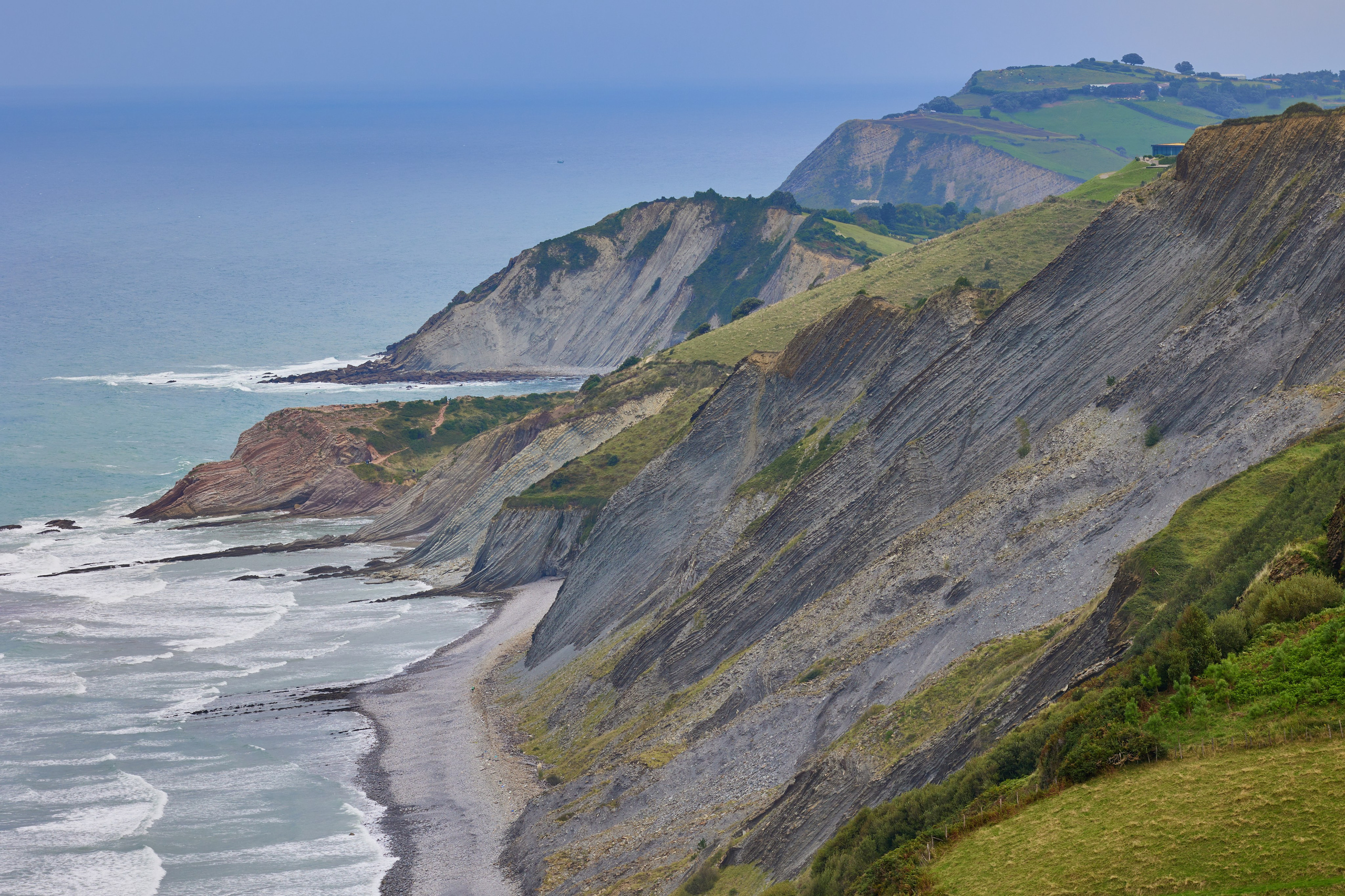 Acantilados de Flysch y costa estratificada cerca de Zumaia, País Vasco, España
