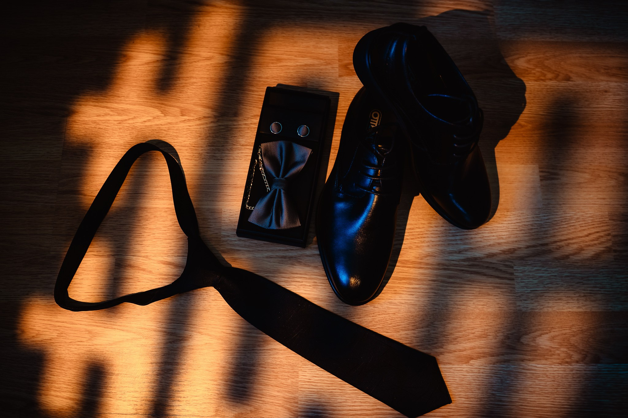 Detaliu accesorii mire: pantofi,cravată 