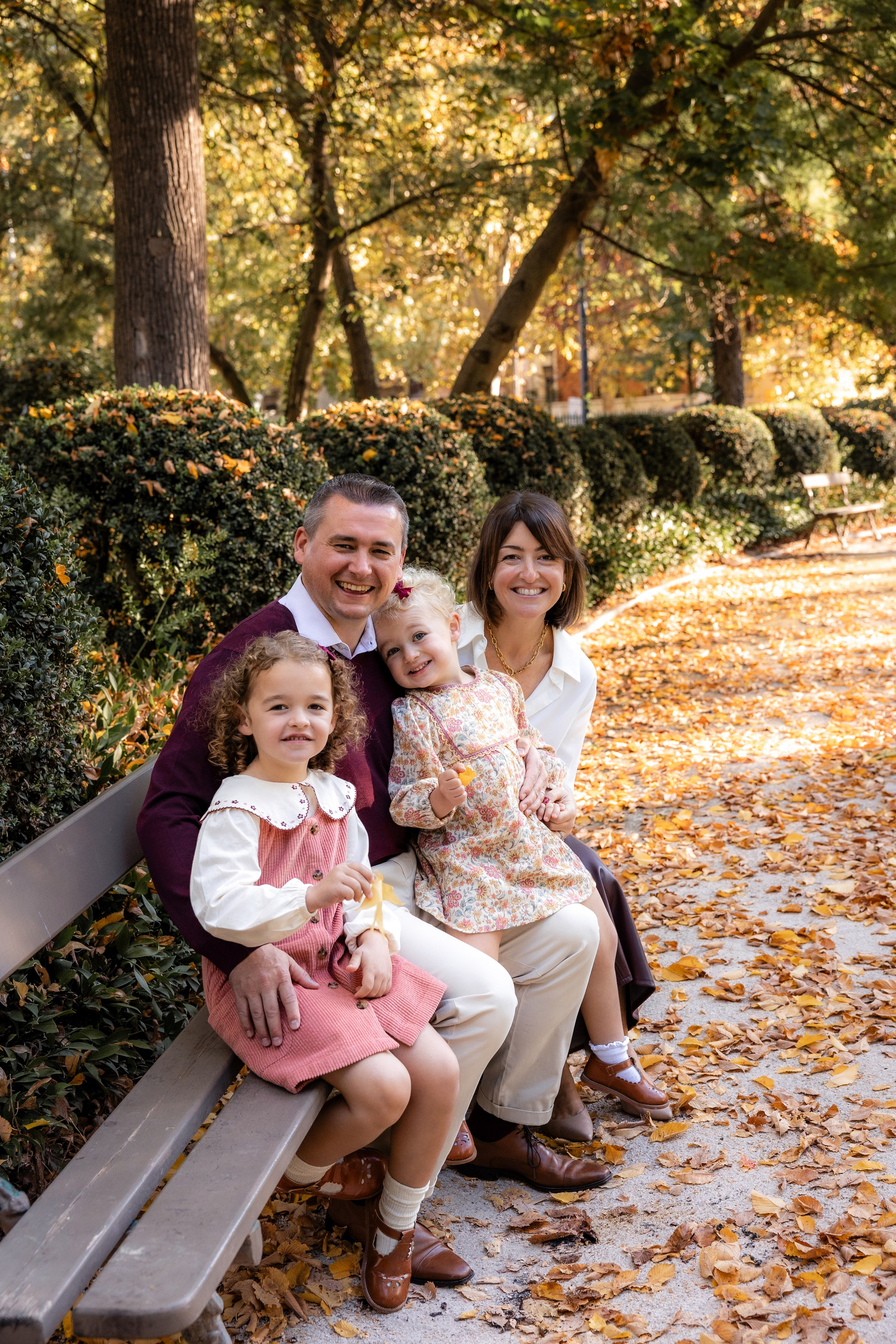 Autumn Family photoshoot in Toulouse. Jardin des Plantes. Eugénie Smirnova — your photographer in Toulouse and southwest France