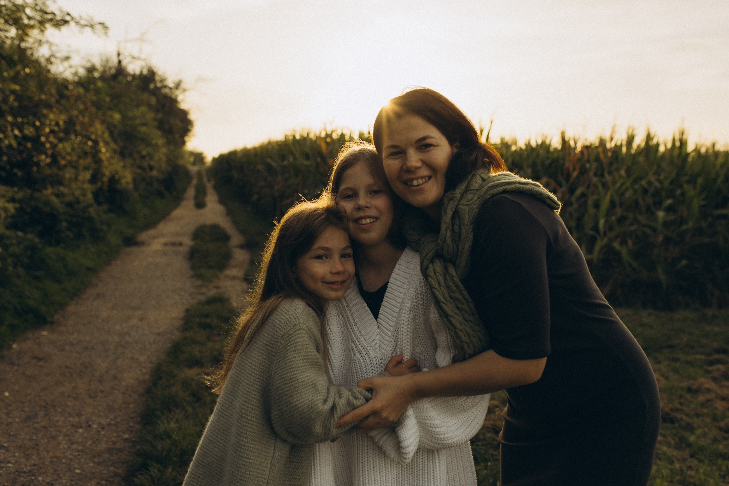 Mama und ihre zwei bezaubernden Töchter in einer familiären Fotosession. Familien & Hochzeitfotografin Nadja Holzmann