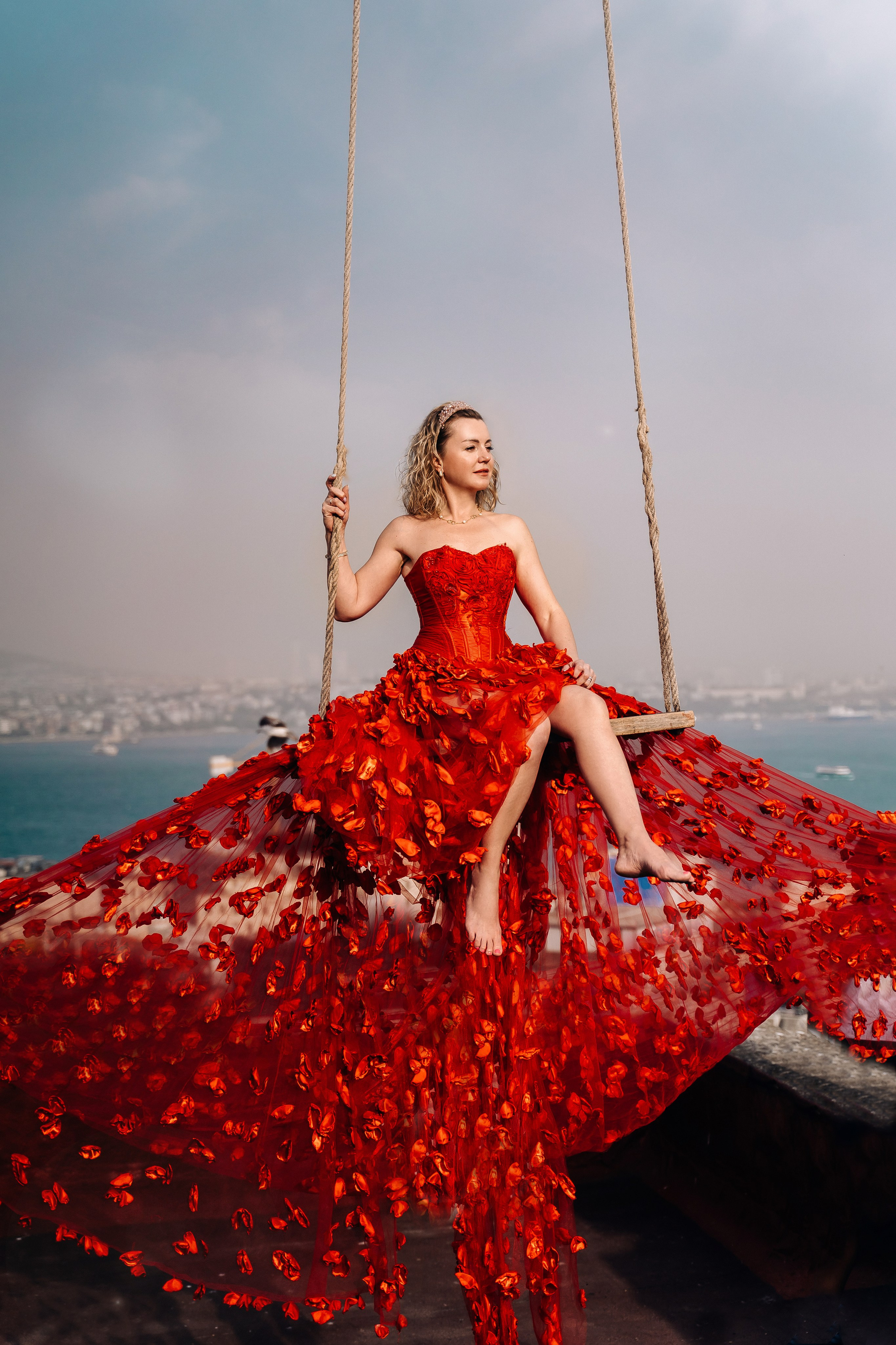 Фотосессии в дизайнерских нарядах в Стамбуле. Wedding, family and lifestyle photographer Anatoly. Photo sessions on rooftops with seagulls. Istanbul