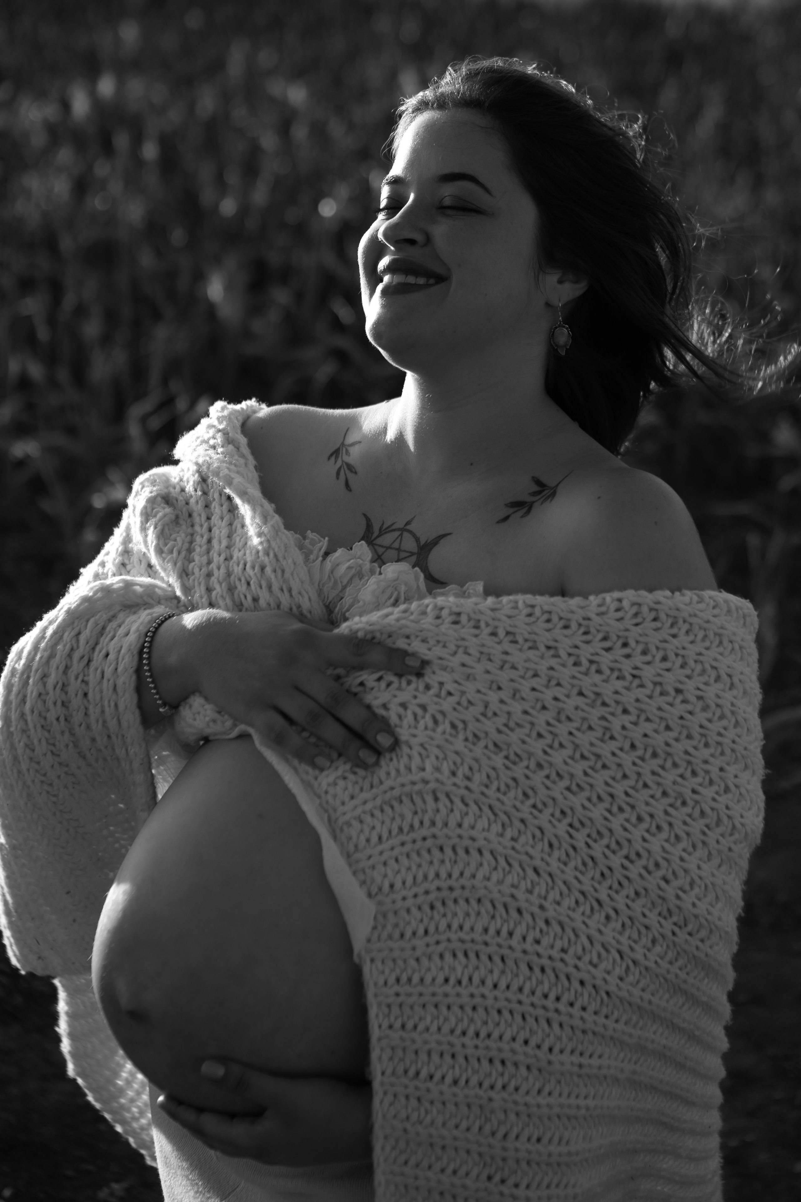 gestante em ensaio externo com luz natural em Sorocaba