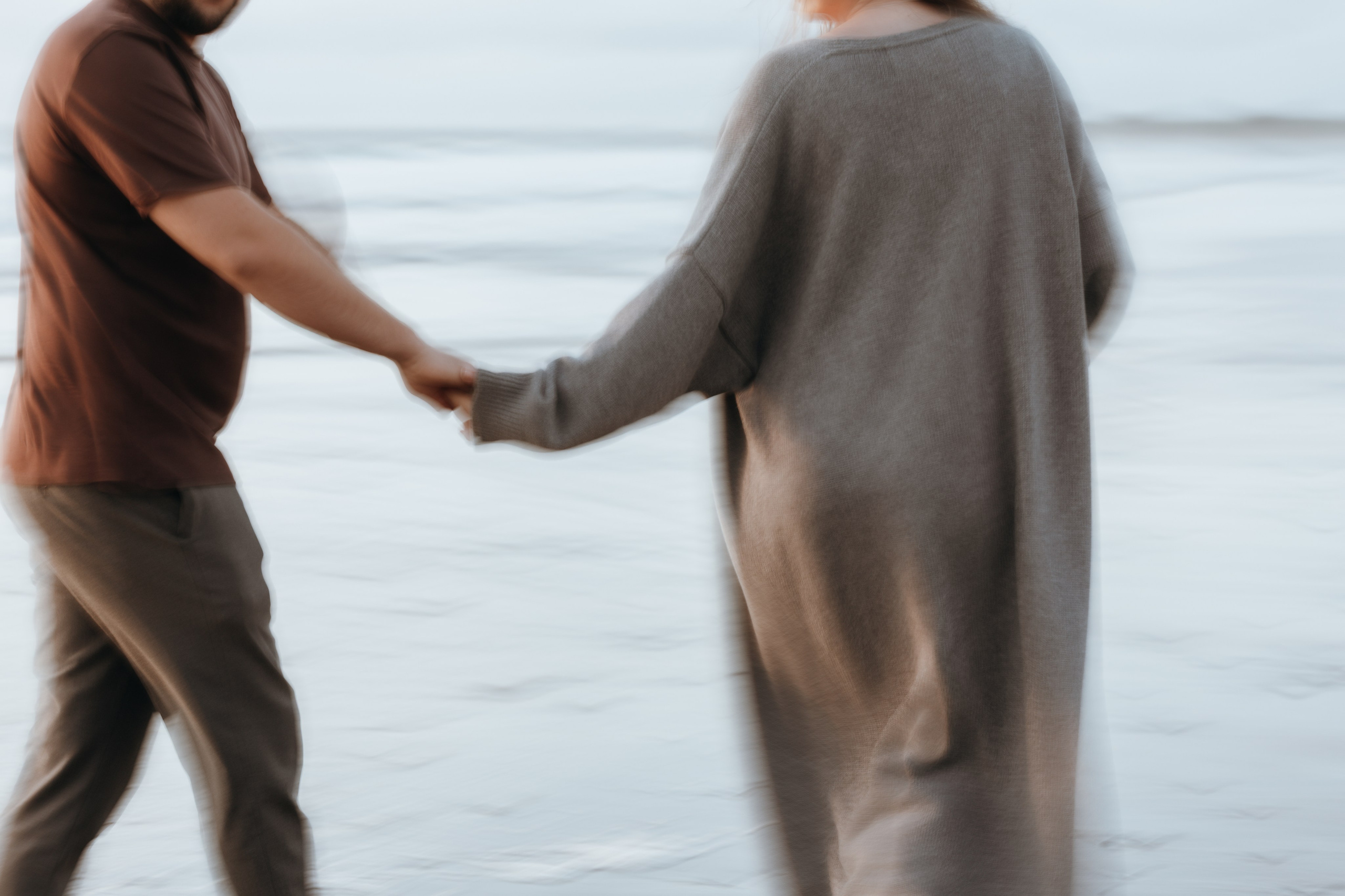 Sunset maternity photoshoot. Annah Louwagie — Lifestyle photographer for couples, families & brands | France & worldwide