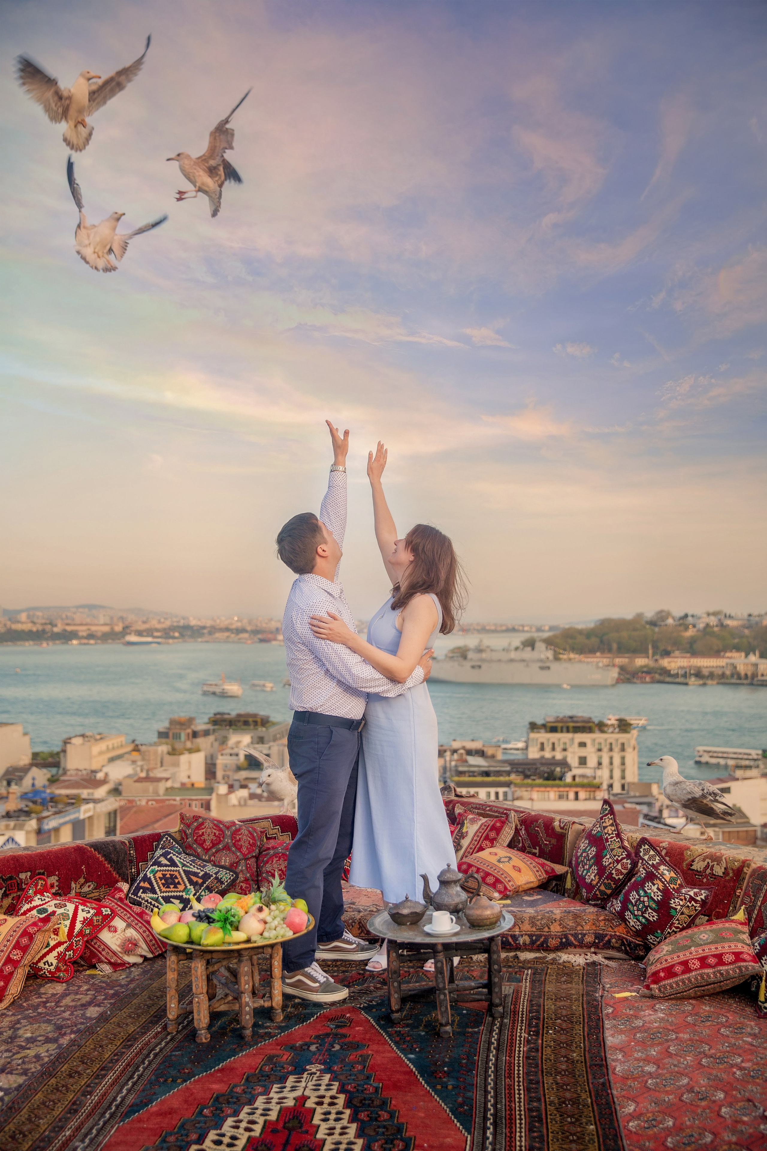 Романтическая фотосессия на крыше в Стамбуле с чайками