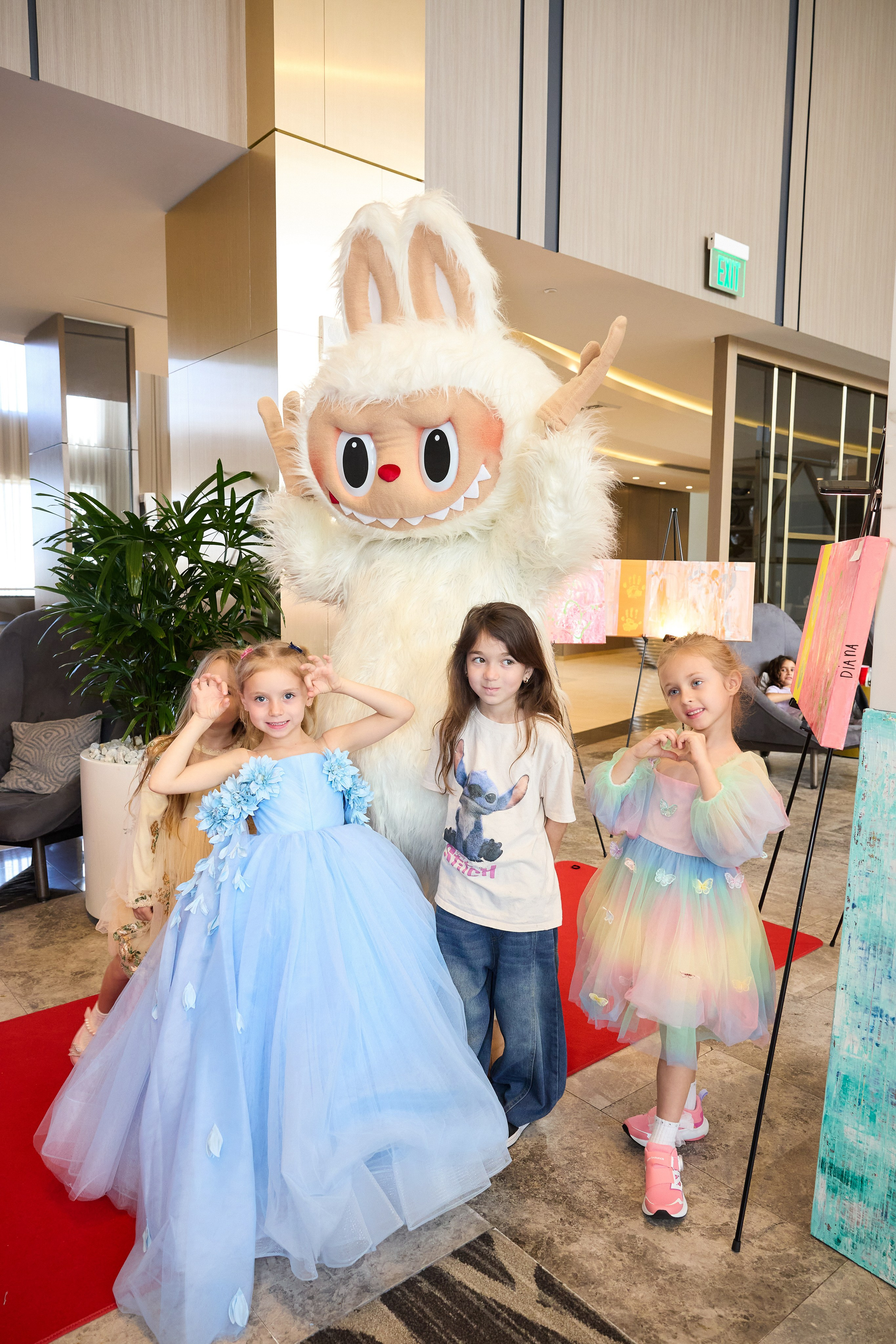 Авторская благотворительная художественная выставка Дианы Бортник. Фотограф Юлия Маковеева