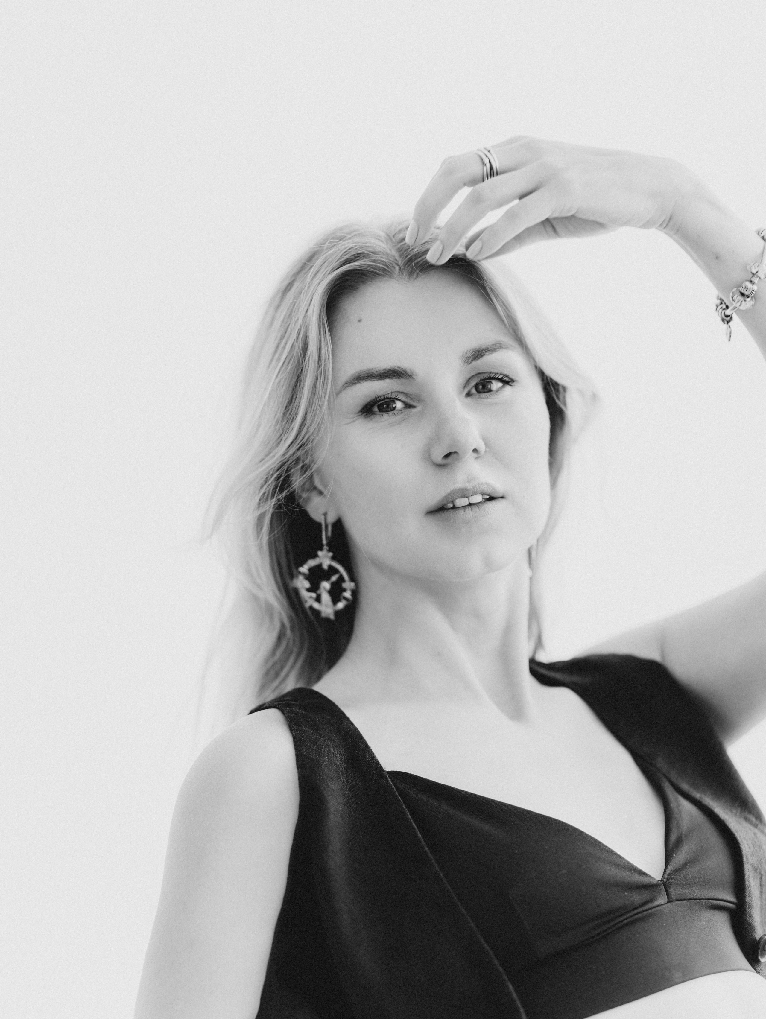Крупный черно-белый женский портрет, снятый в Валенсии, Испания — подчеркивает естественную красоту и минимализм, идеально для тех, кто ищет художественную женскую портретную фотосессию в Валенсии и по всей Испании.