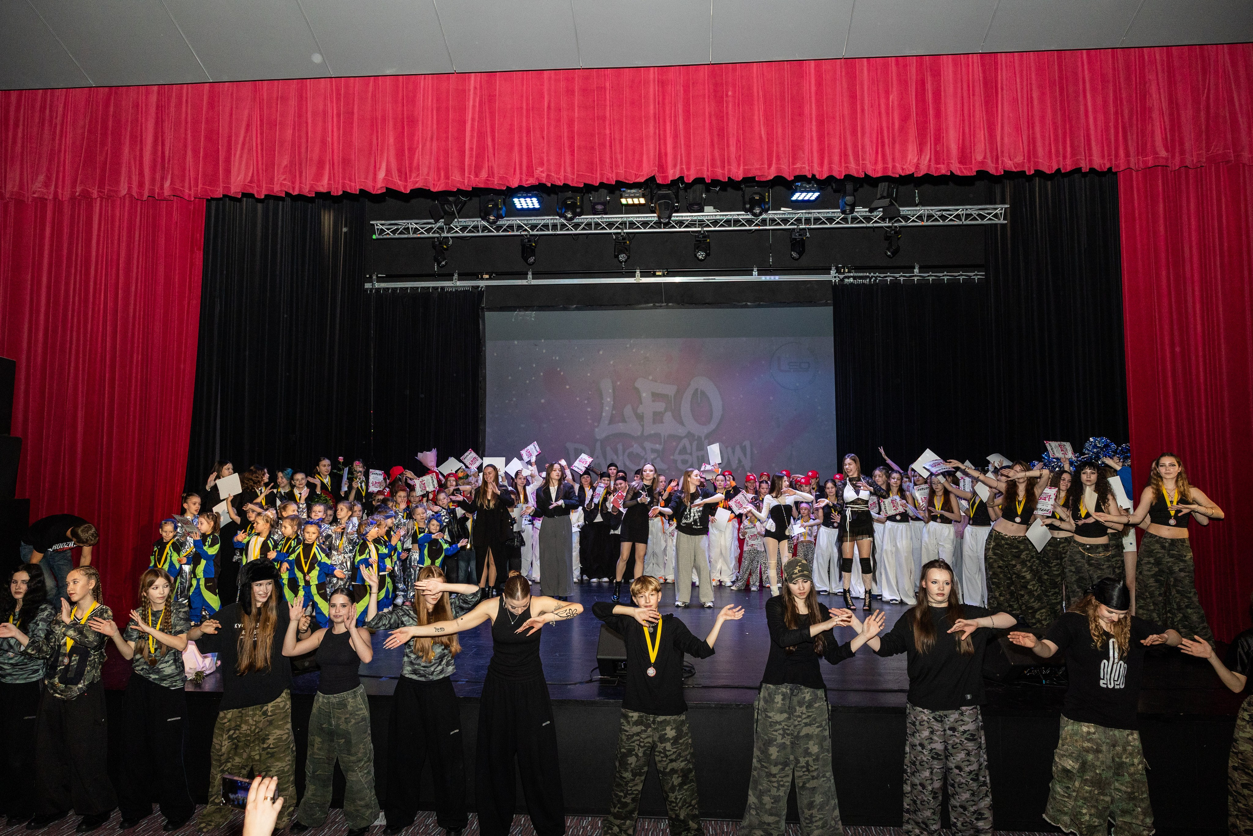 LEO DANCE SHOW WINTER 2025. Семейный и детский фотограф в Варшаве Мила Бобровская