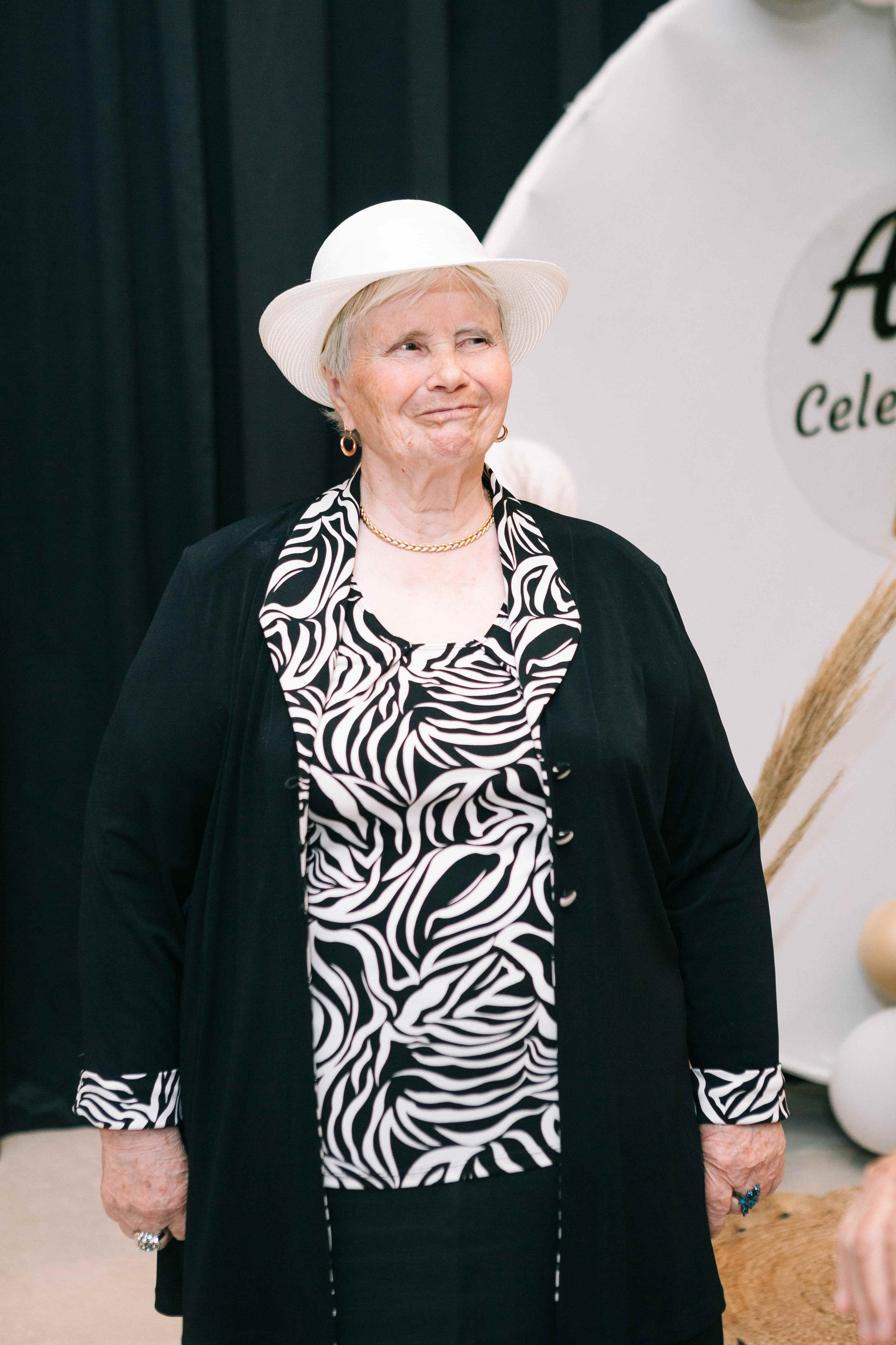 PARTY WITH FRIENDS. Https://shi-photo.com/