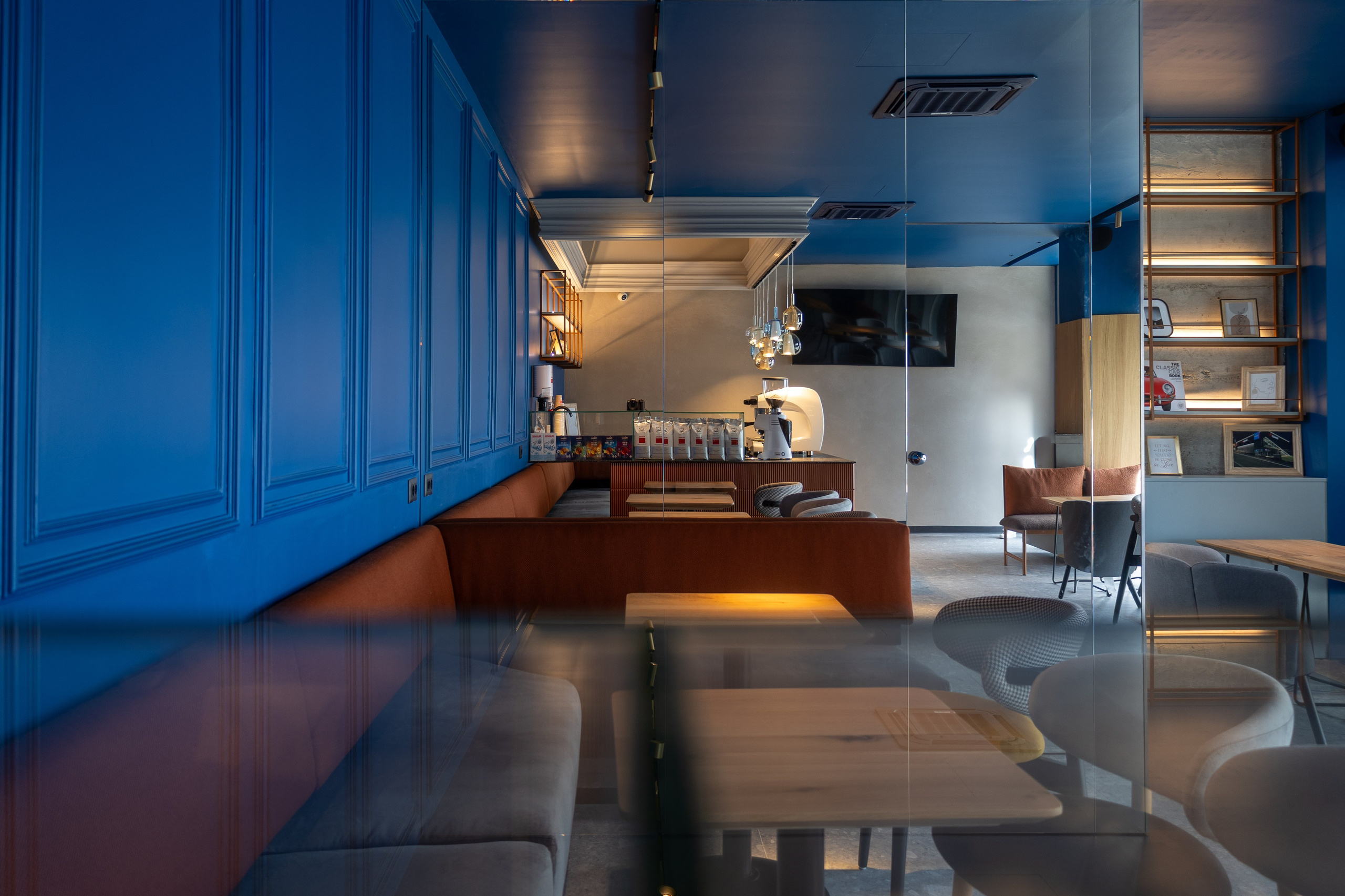 Cafenea “Monte Carlo” Buhuși. Fotograf. Lucrez cu oameni, produse și spații. Portret și fotografie creativă. Bacău, România. Lidia Savinoiu