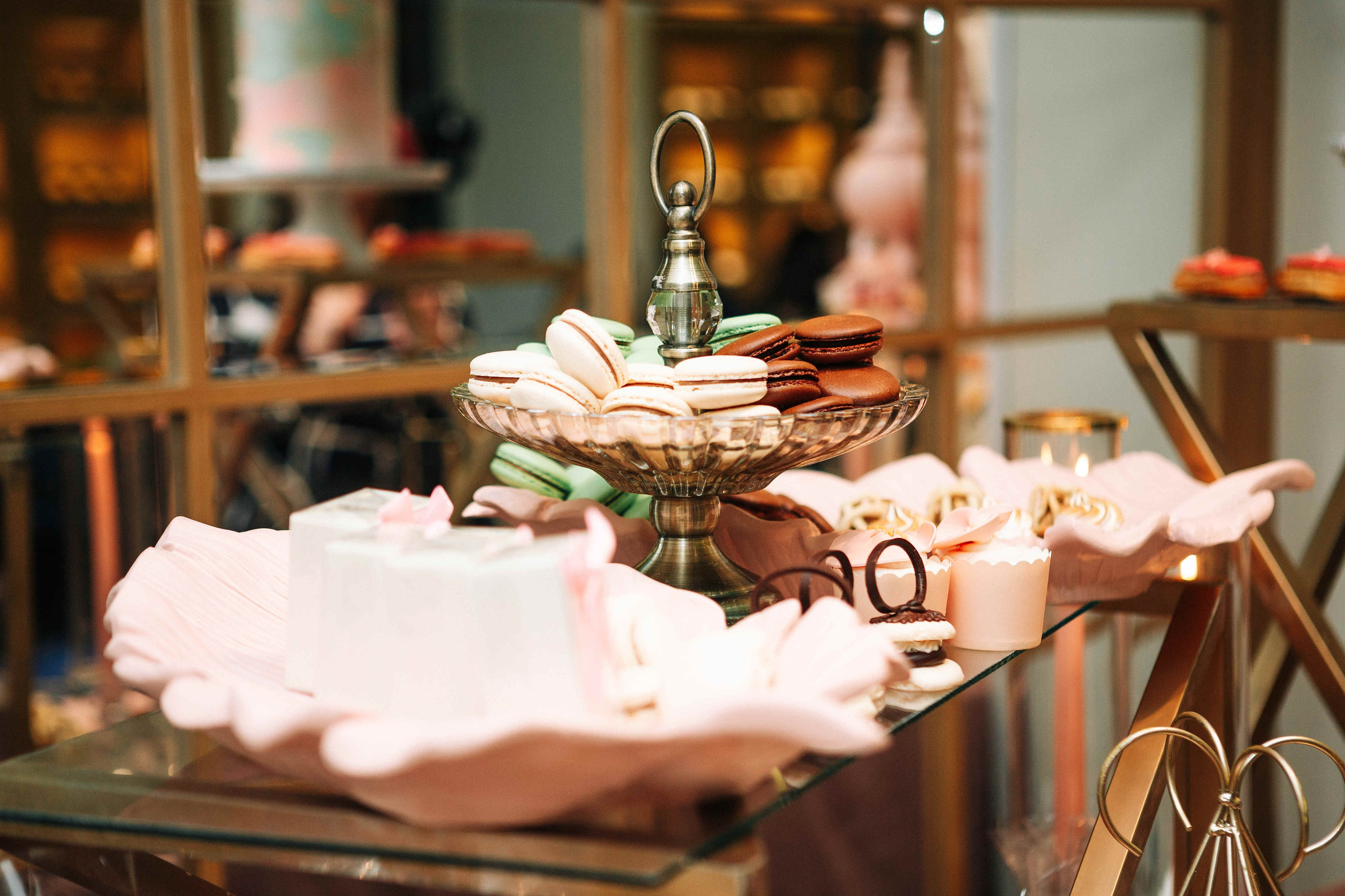 PARTY IN A RESTAURANT WITH THE WHOLE FAMILY. Https://shi-photo.com/