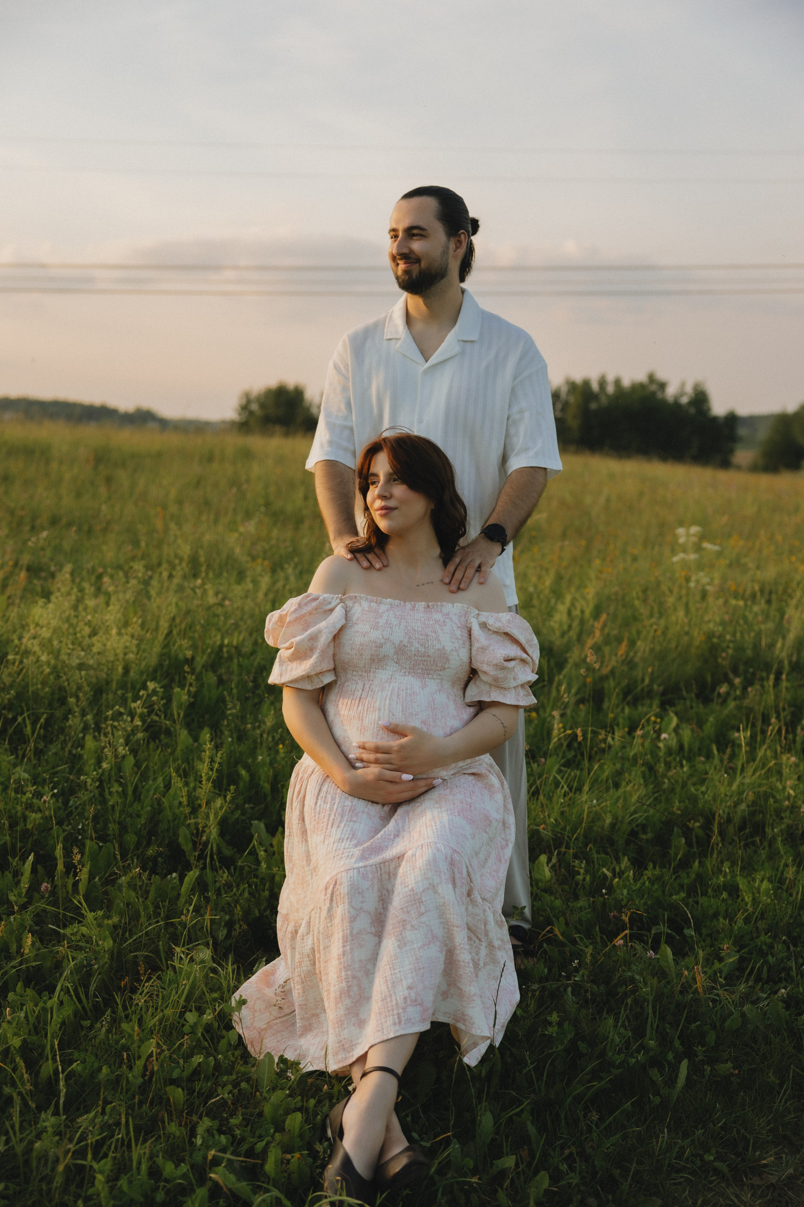 Lera & Maksim | laukimo fotosesija pievoje saulei besileidžiant. Vestuvių ir šeimų fotografė Lena Bondarenko / belove photo