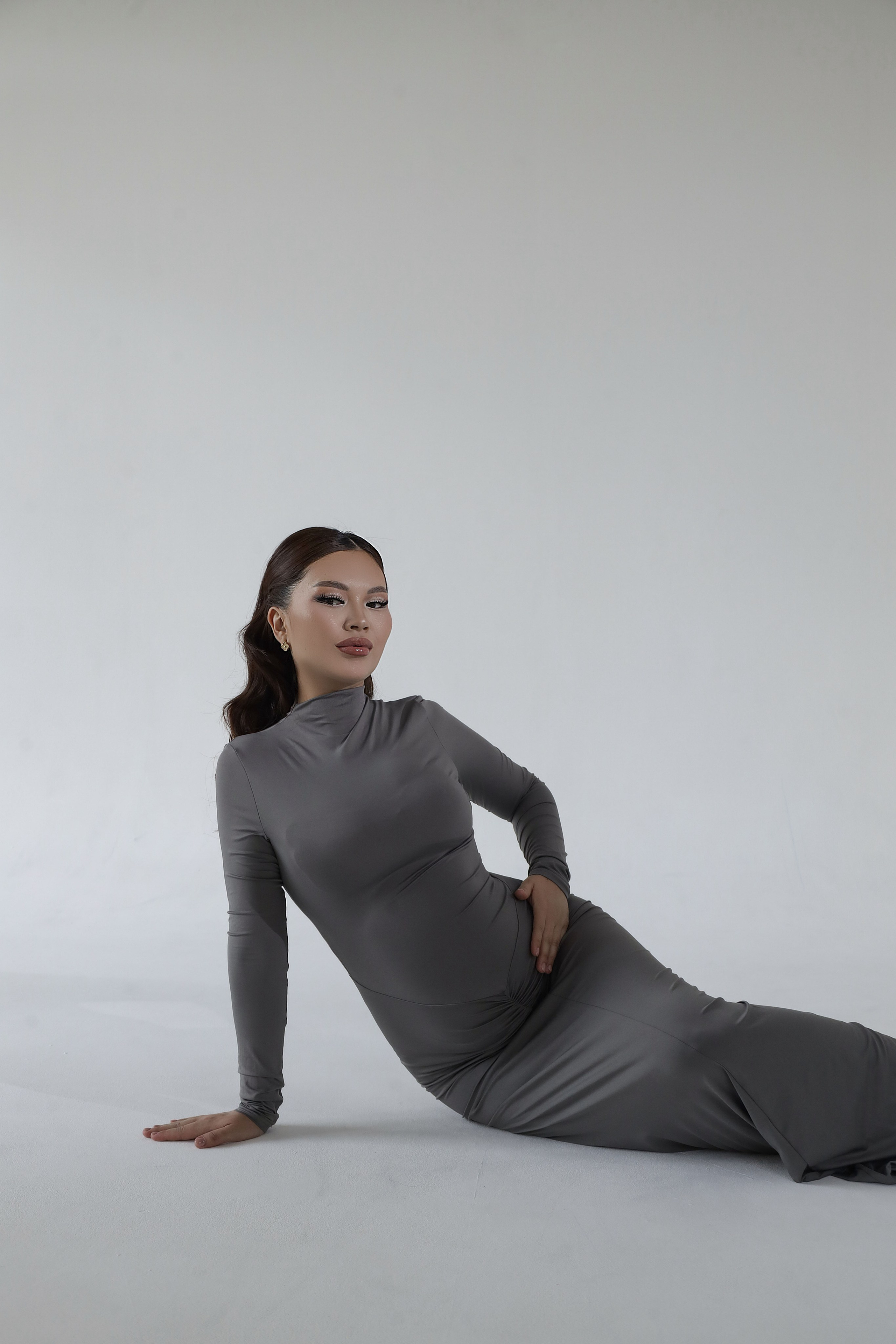 утонченное платье в дорогом сером цвете,подойдет на размеры S\M\L. Так же подойдет для покрытых, платье без вырезов