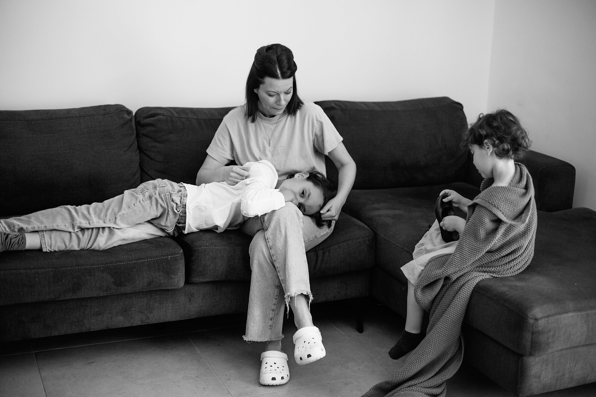 Mom&daughter at home. Family photographer in Israel