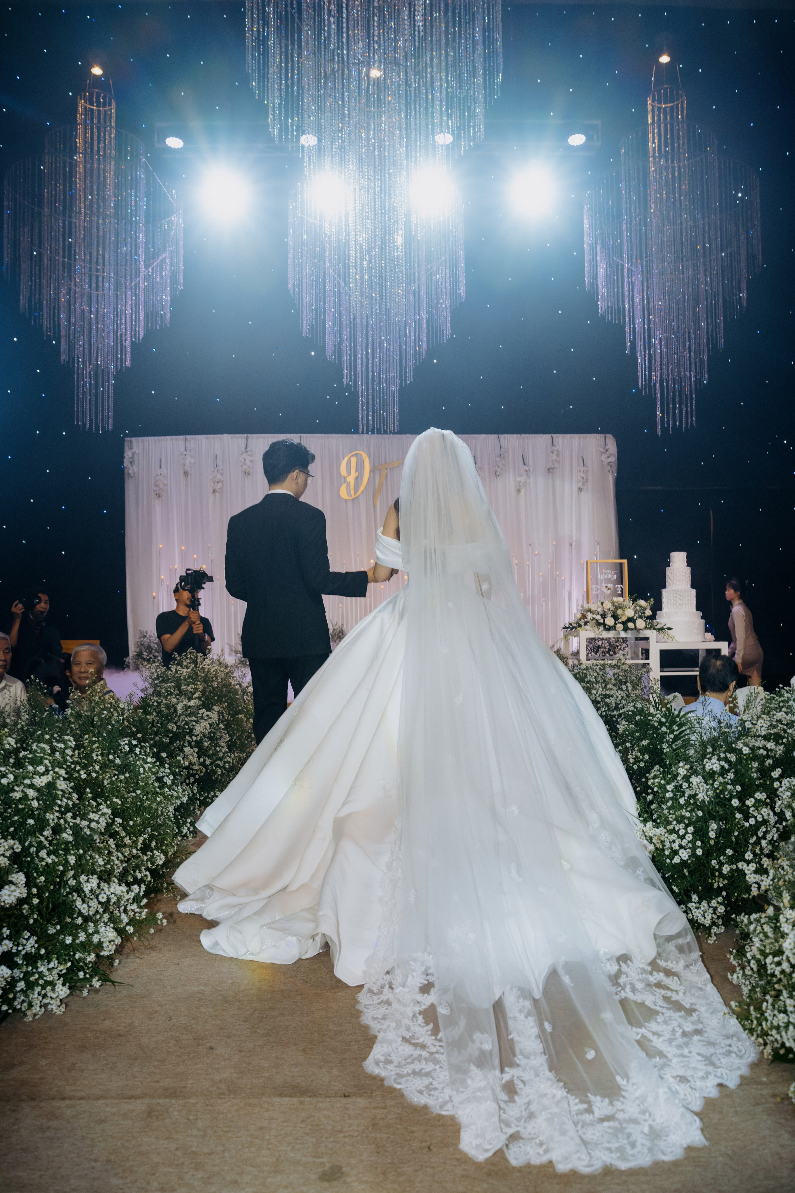 DAT & TU / Wedding Party. Saigon Wedding Present | Art Beyond Moments