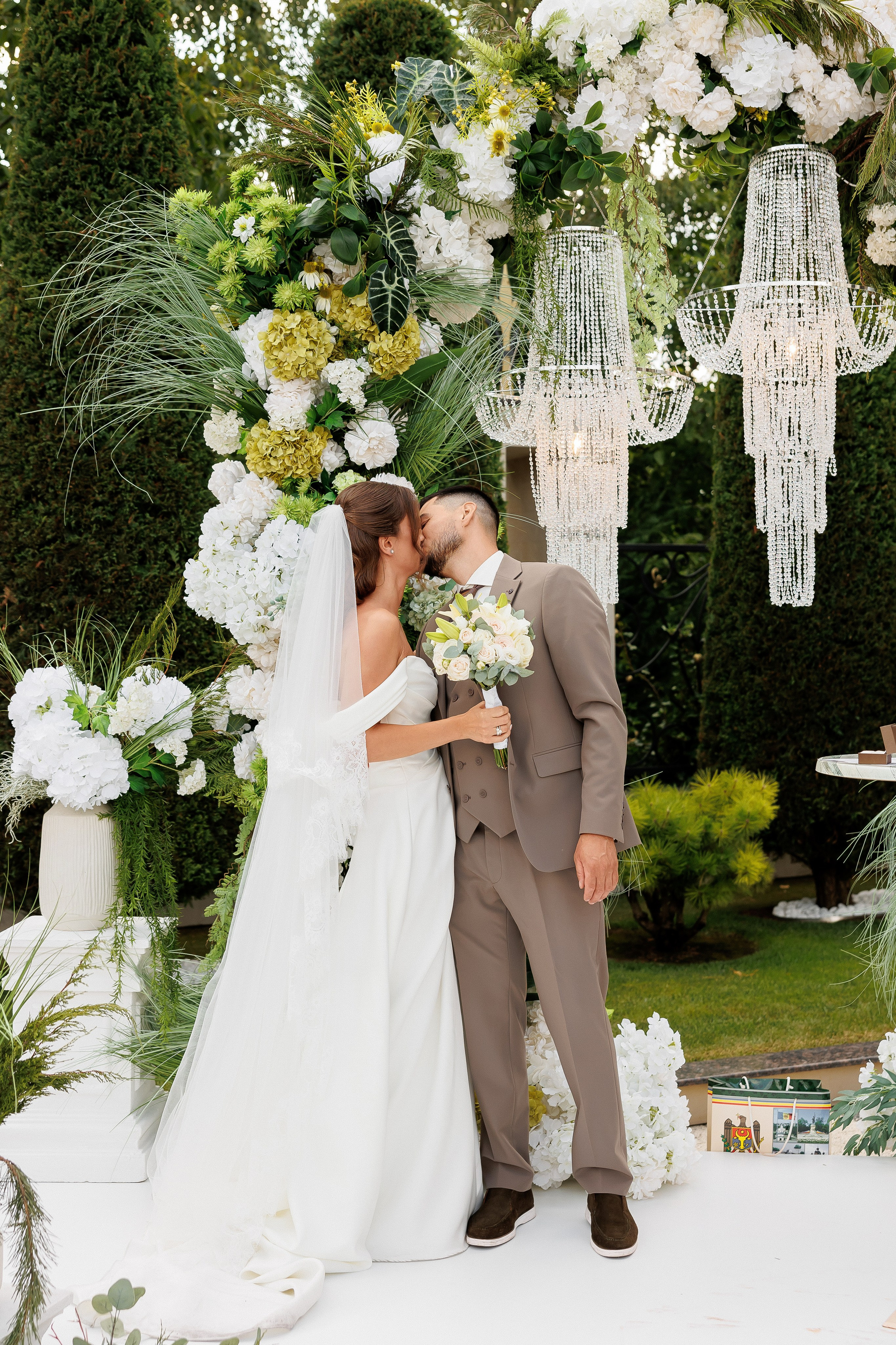 Eugen & Livia — Grand Elysee — Wedding Day. Servicii Foto și Video 067188353