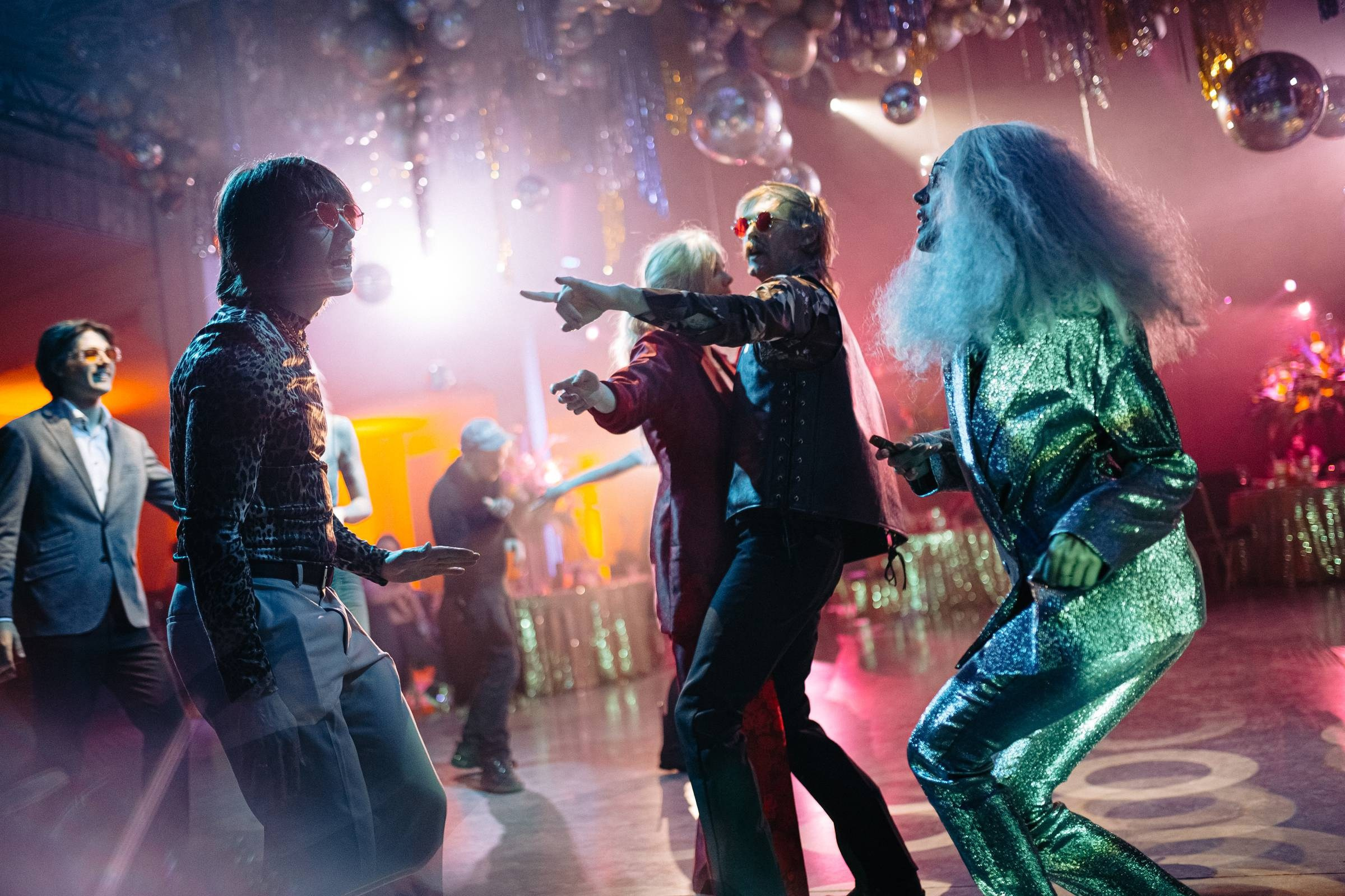 KĀZAS BEZ ROBEŽĀM DISKO STILĀ