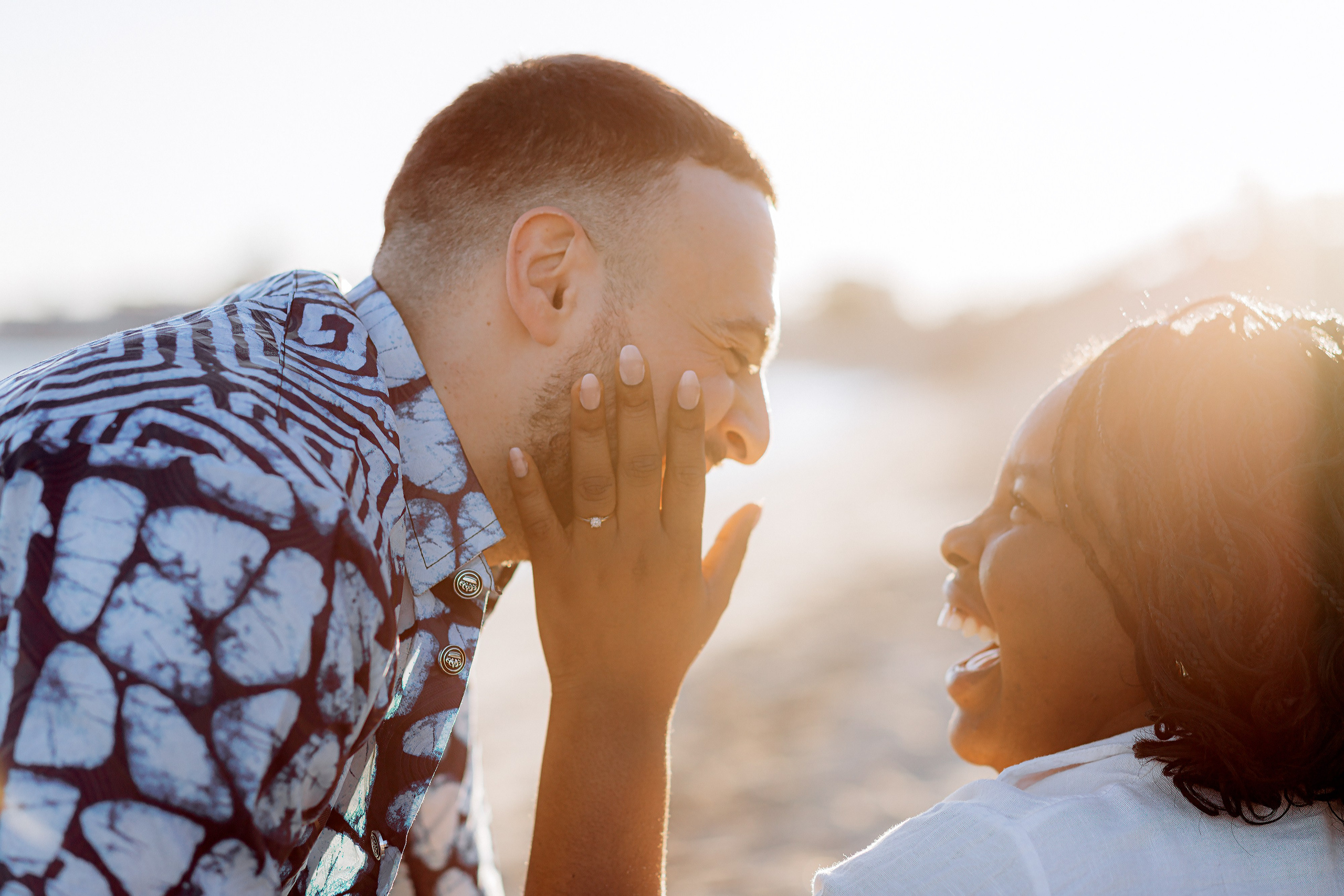 Momento alegre en la playa durante una sesión de fotos de pareja en Valencia, España — capturando risas y conexión auténticas, ideal para quienes buscan sesiones espontáneas de historia de amor o de compromiso en Valencia y en toda España.