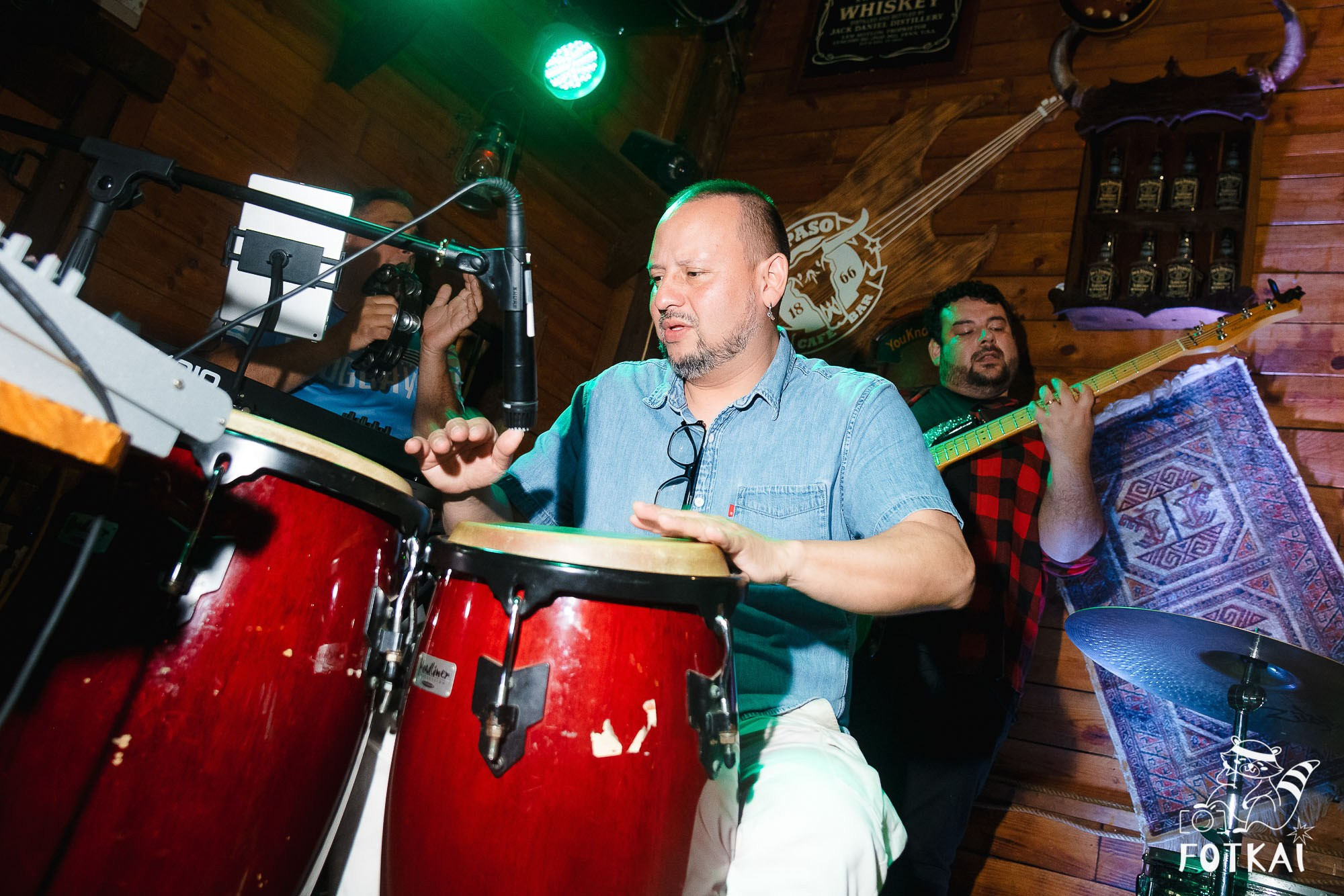 Los Ekilibristas de la Cuerda Floja — Фото с концерта в Торревьехе, 2026 | FOTKAI