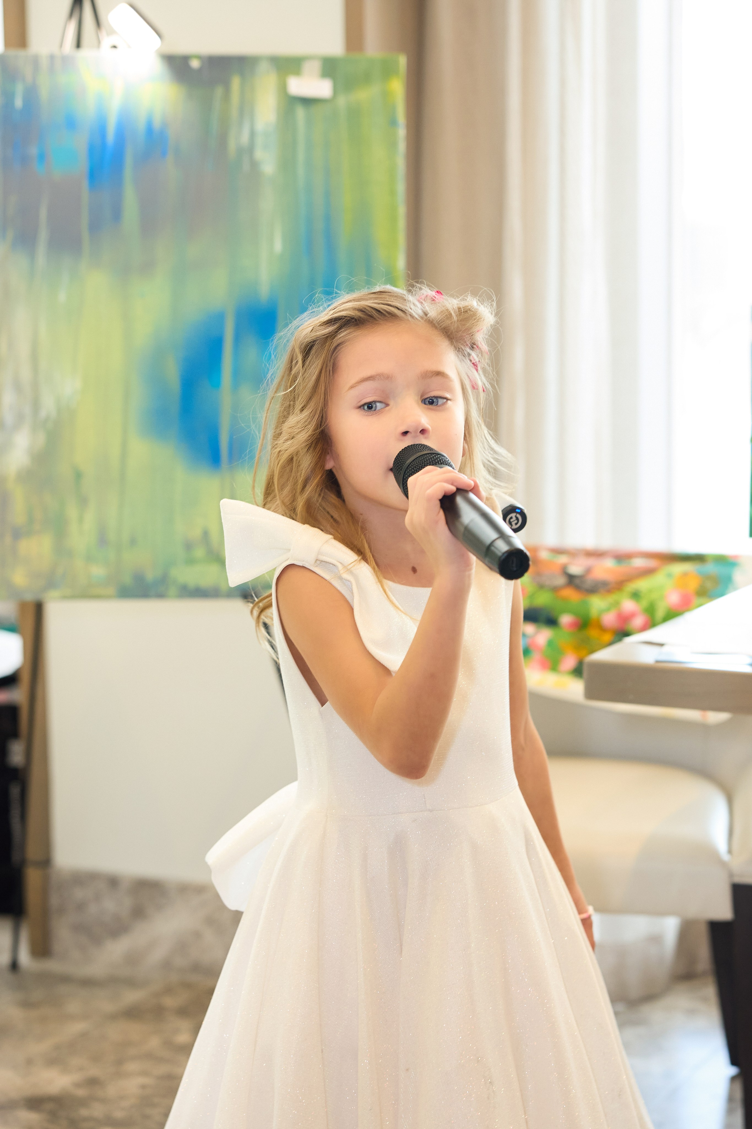 Авторская благотворительная художественная выставка Дианы Бортник. Фотограф Юлия Маковеева