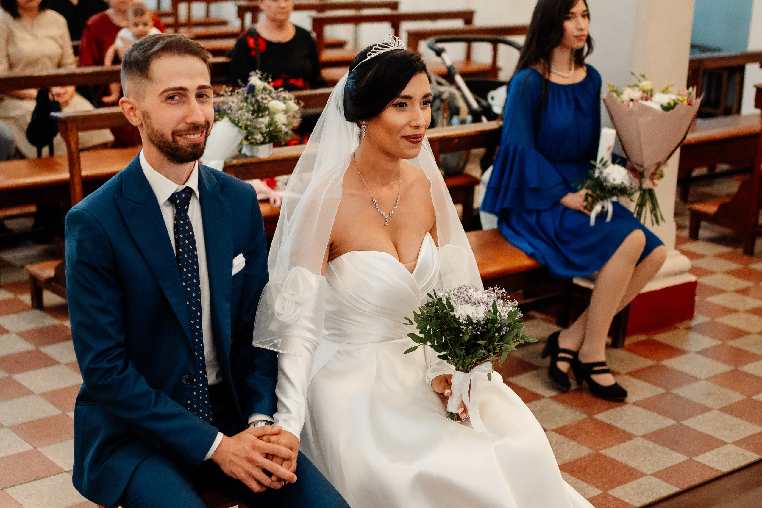 Moment emoționant între miri în ziua nunții, surprins într-un cadru natural și romantic, in Bucuresti. Fotografie de nuntă profesională, editată artistic pentru a evidenția emoția și eleganța evenimentului.