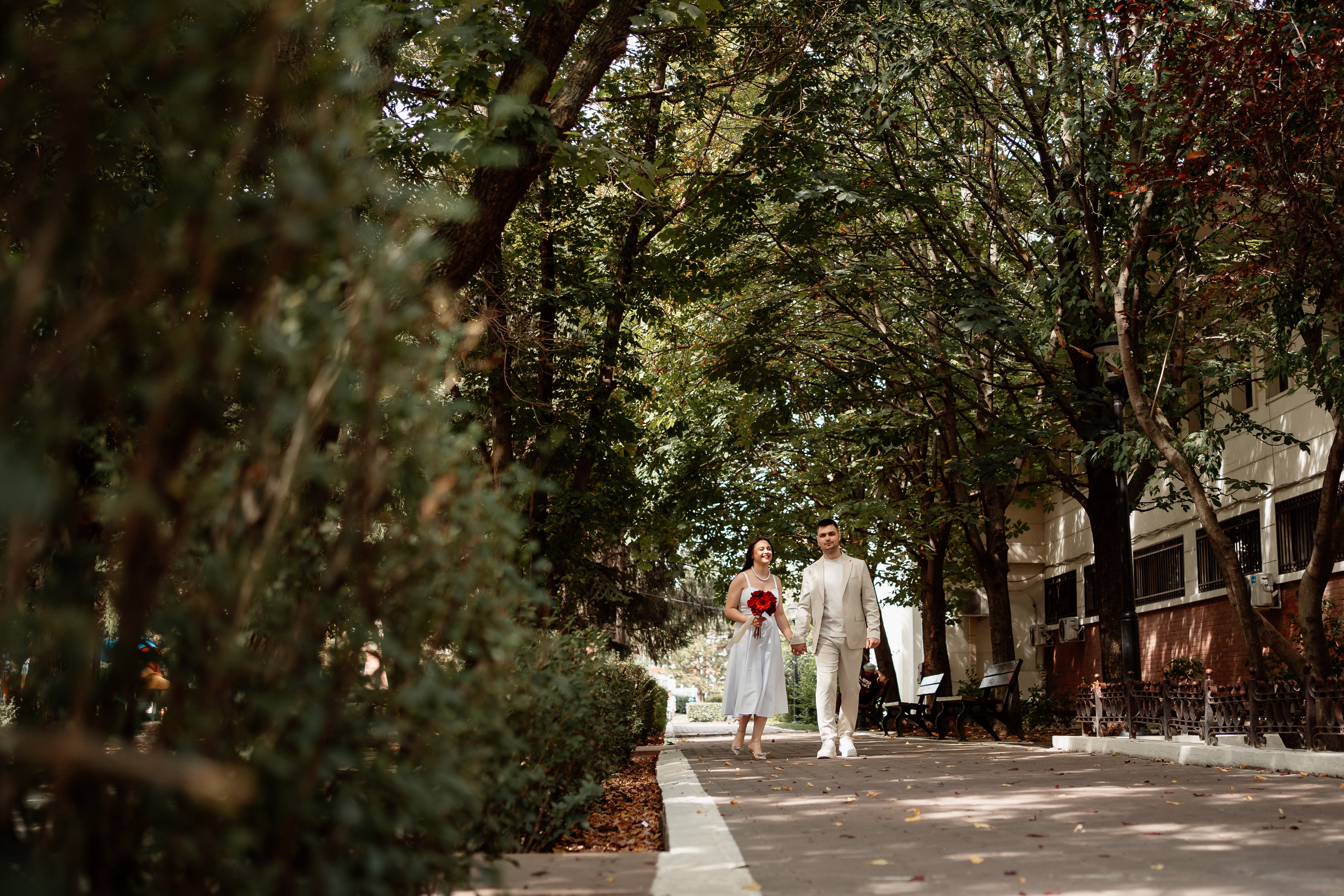 Miri fericiți în fața oficiului stării civile din Ilfov, celebrând începutul unei noi vieți împreună. Fotografie de cununie civilă, capturând naturalețea și bucuria momentului special.