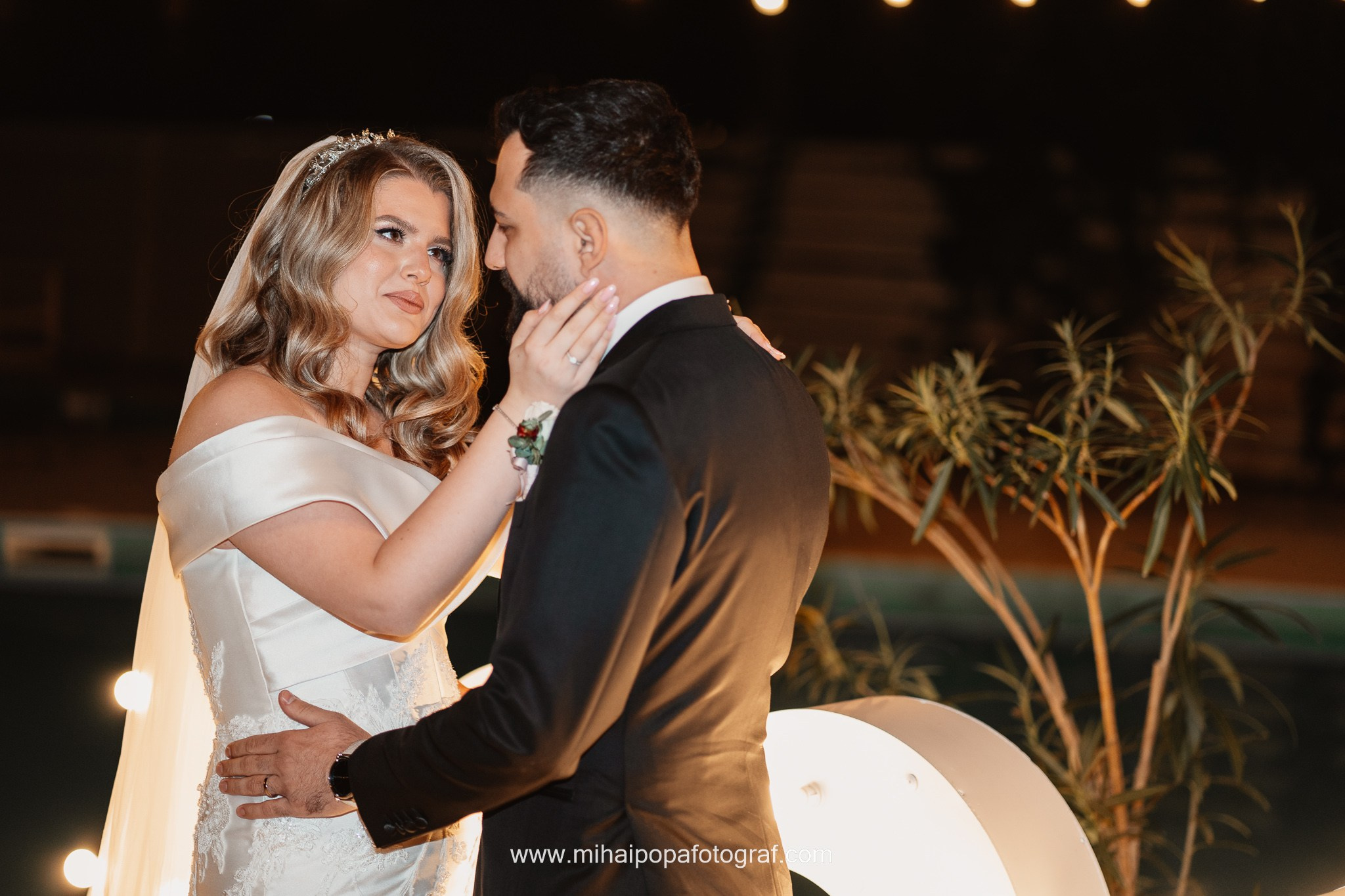 Moment emoționant între miri în ziua nunții, surprins într-un cadru natural și romantic, la Daimon Events. Fotografie de nuntă profesională, editată artistic pentru a evidenția emoția și eleganța evenimentului.