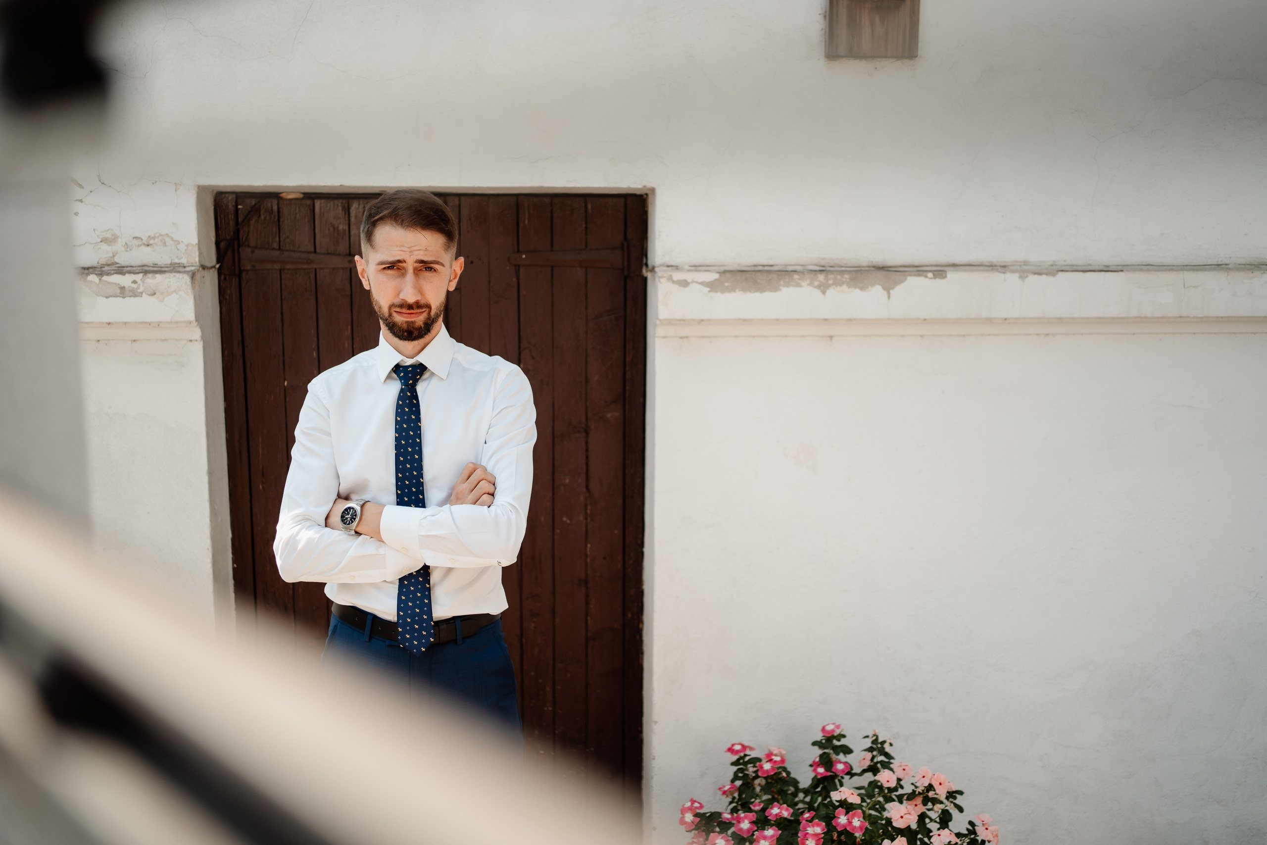 Moment emoționant între miri în ziua nunții, surprins într-un cadru natural și romantic, in Bucuresti. Fotografie de nuntă profesională, editată artistic pentru a evidenția emoția și eleganța evenimentului.