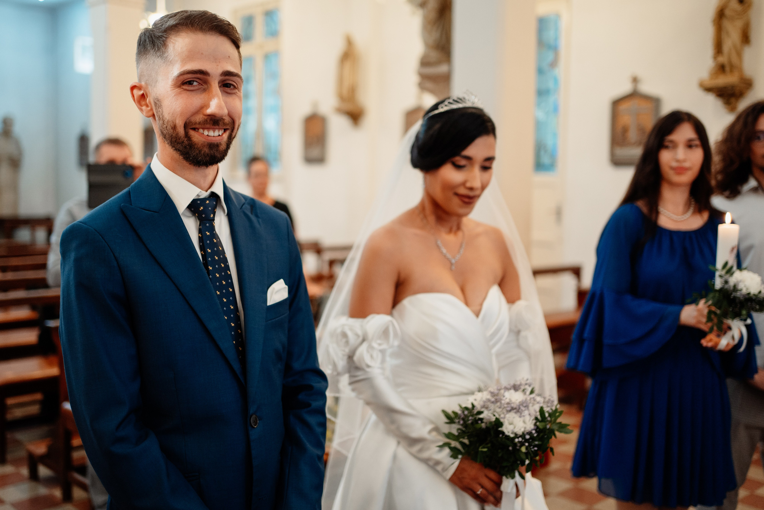 Moment emoționant între miri în ziua nunții, surprins într-un cadru natural și romantic, in Bucuresti. Fotografie de nuntă profesională, editată artistic pentru a evidenția emoția și eleganța evenimentului.