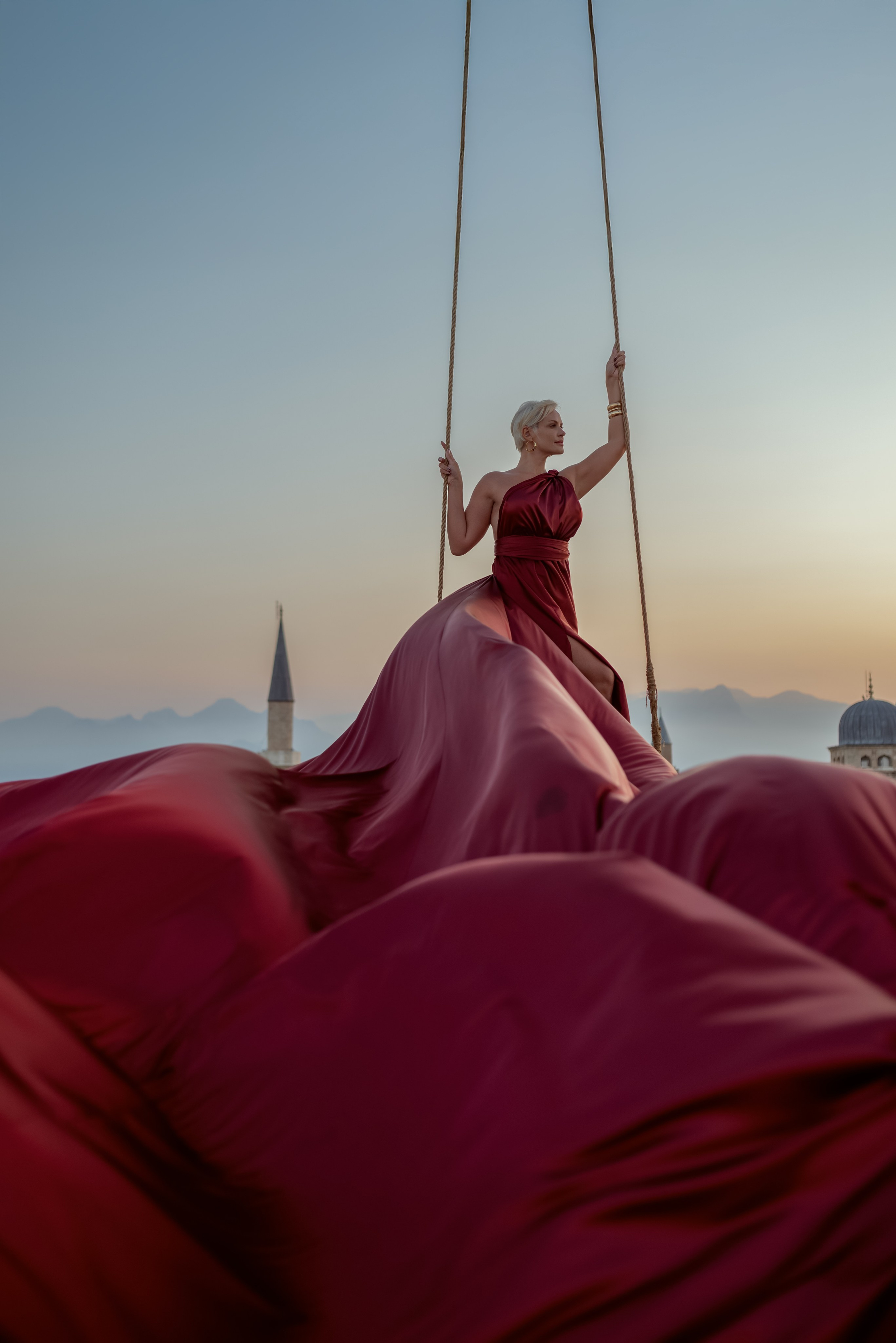 Качели для фото в Анталии Парящие качели в Турции Фото девушки на качелях парящих над морем в платье со шлейфом