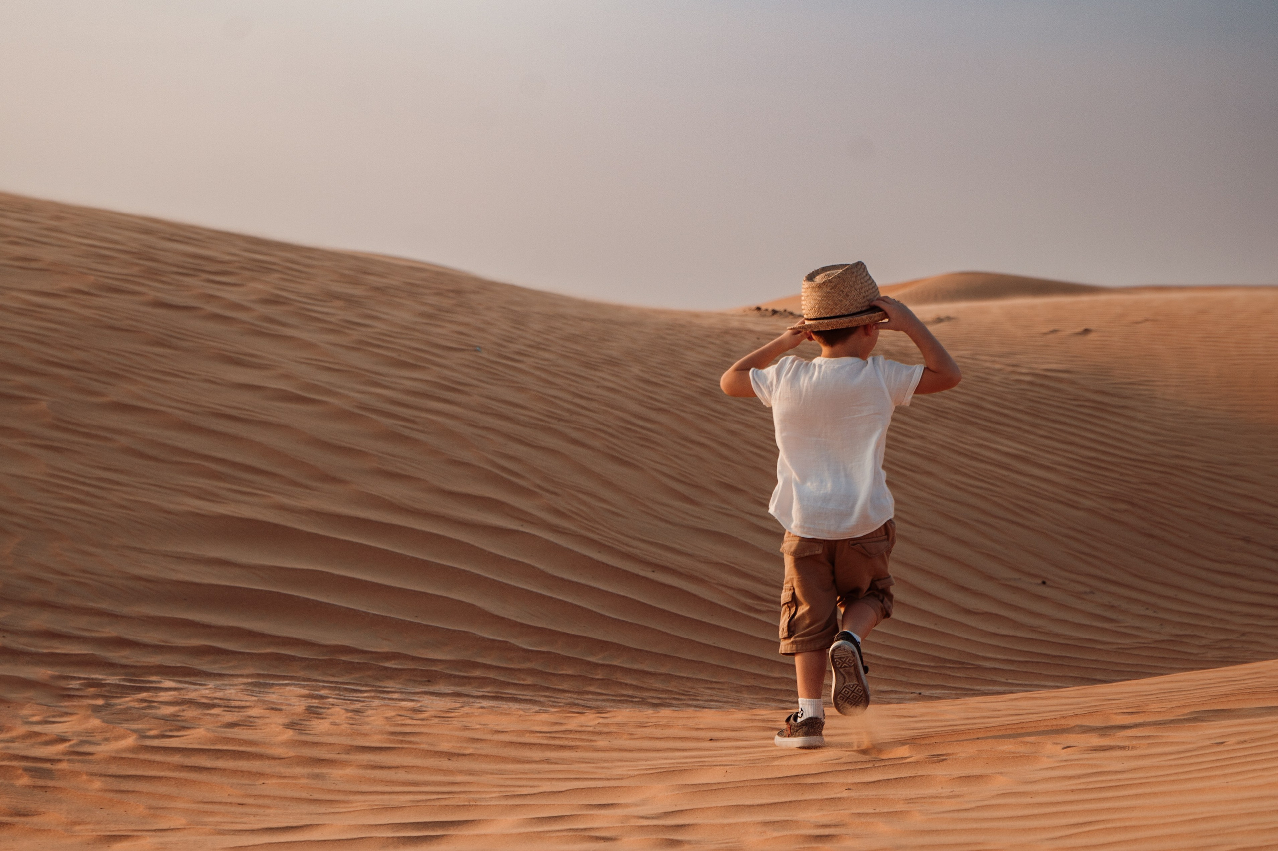 Photographer in the Abu Dhabi desert. Book a shoot in the Dubai desert, UAE. Romance of the East. The endless desert of the Emirates. Photos in the desert. Minimalism in photography. Nice photo sessions in the desert. Children in the desert