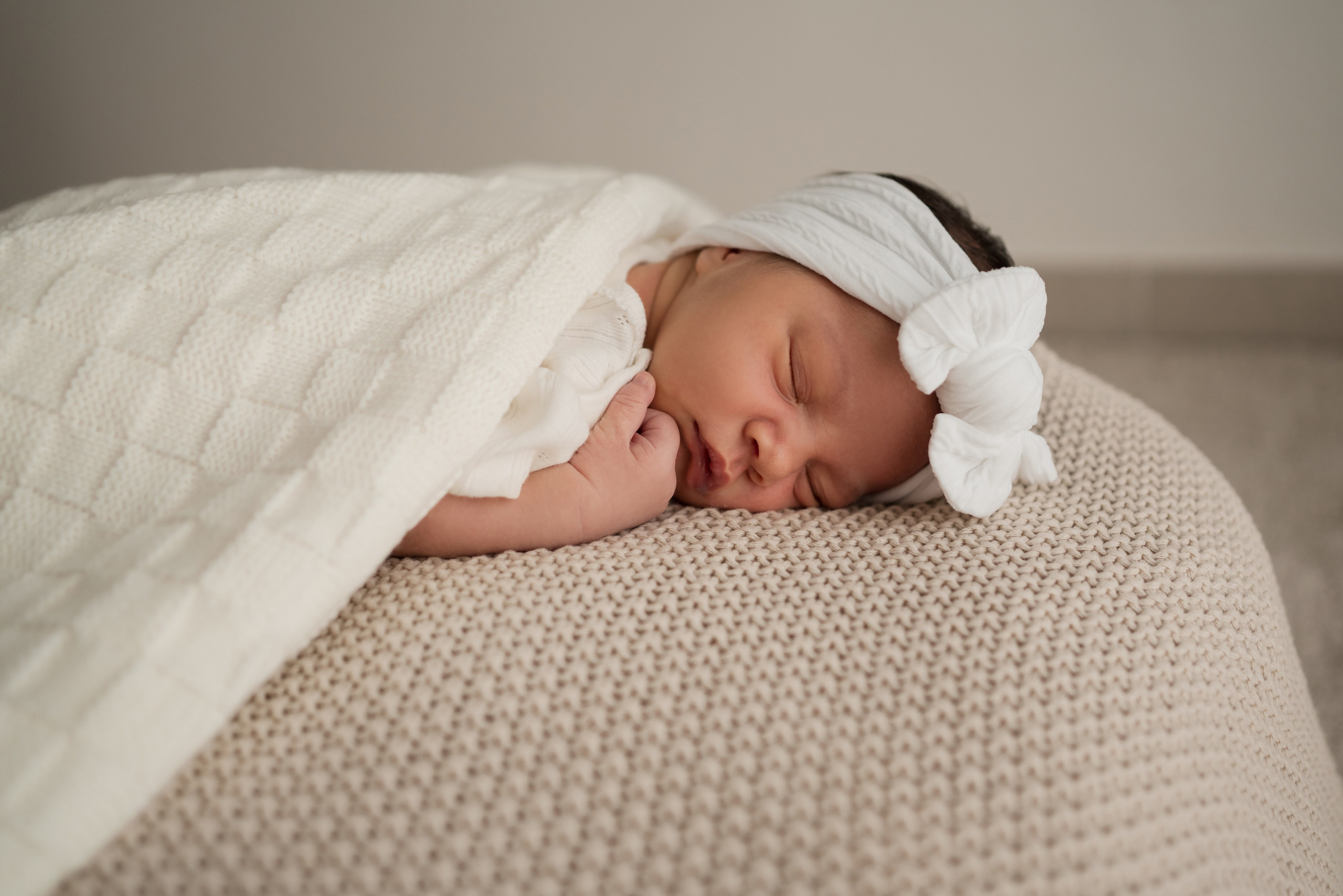 Sweet first days. Angela Iakovleva — Family Photographer in Dubai
