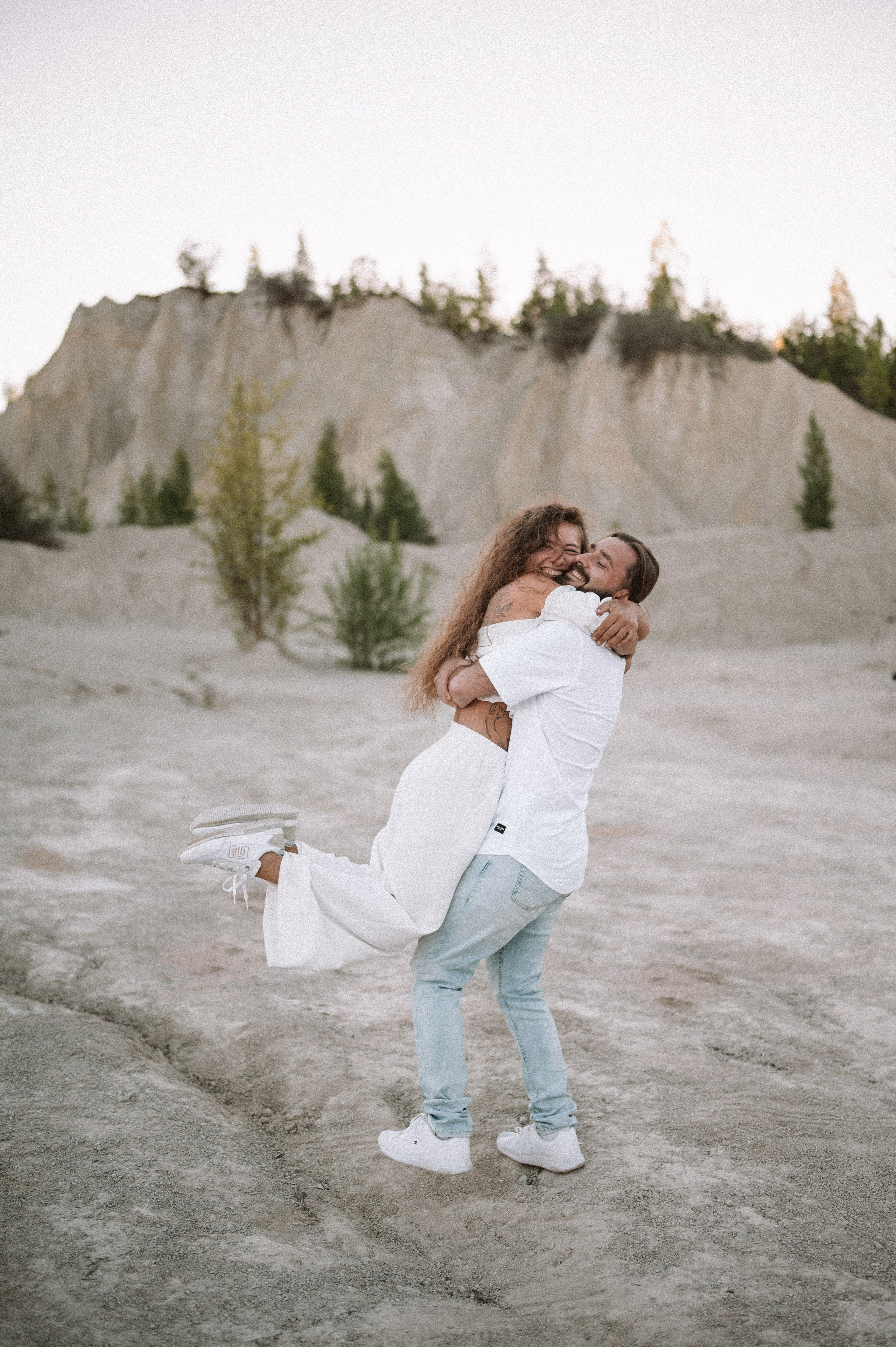 Фотосессия пары за городом Таллина на природе