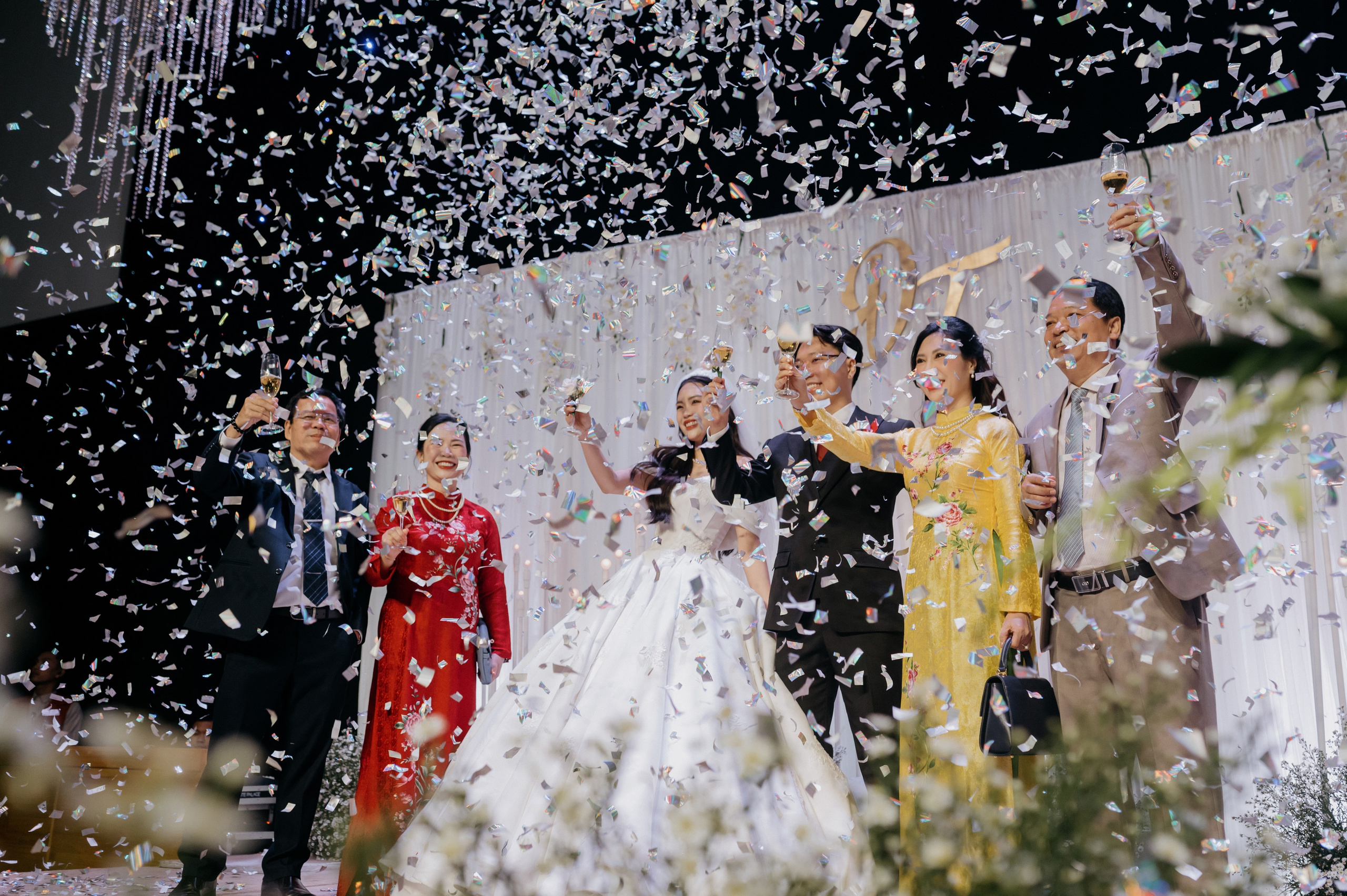 DAT & TU / Wedding Party. Saigon Wedding Present | Art Beyond Moments