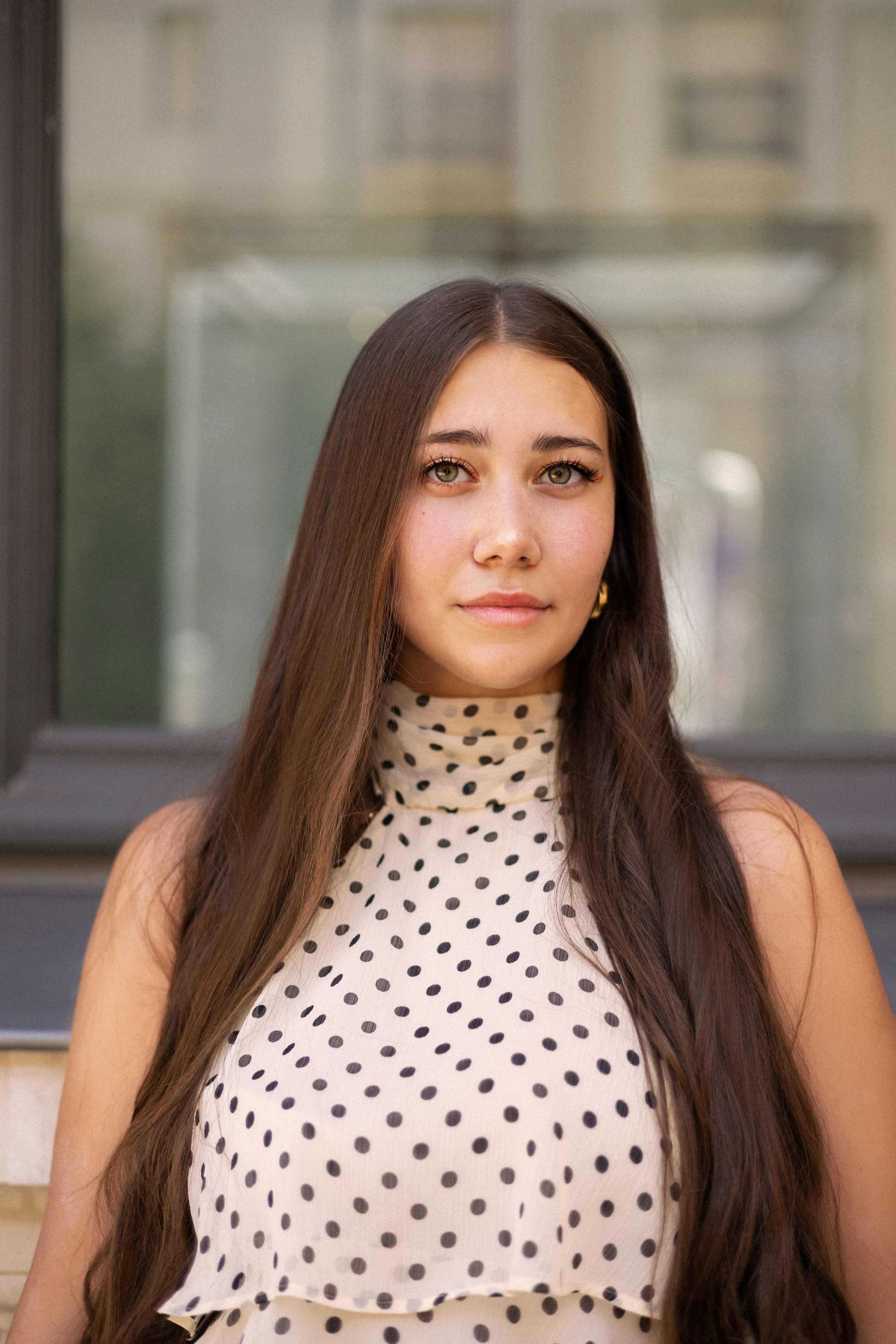 Shooting lifestyle féminin réalisé par Ani Torosyan : jeune femme élégantes en tenue chic, lumière naturelle, ambiance urbaine moderne et raffinée à Nantes.