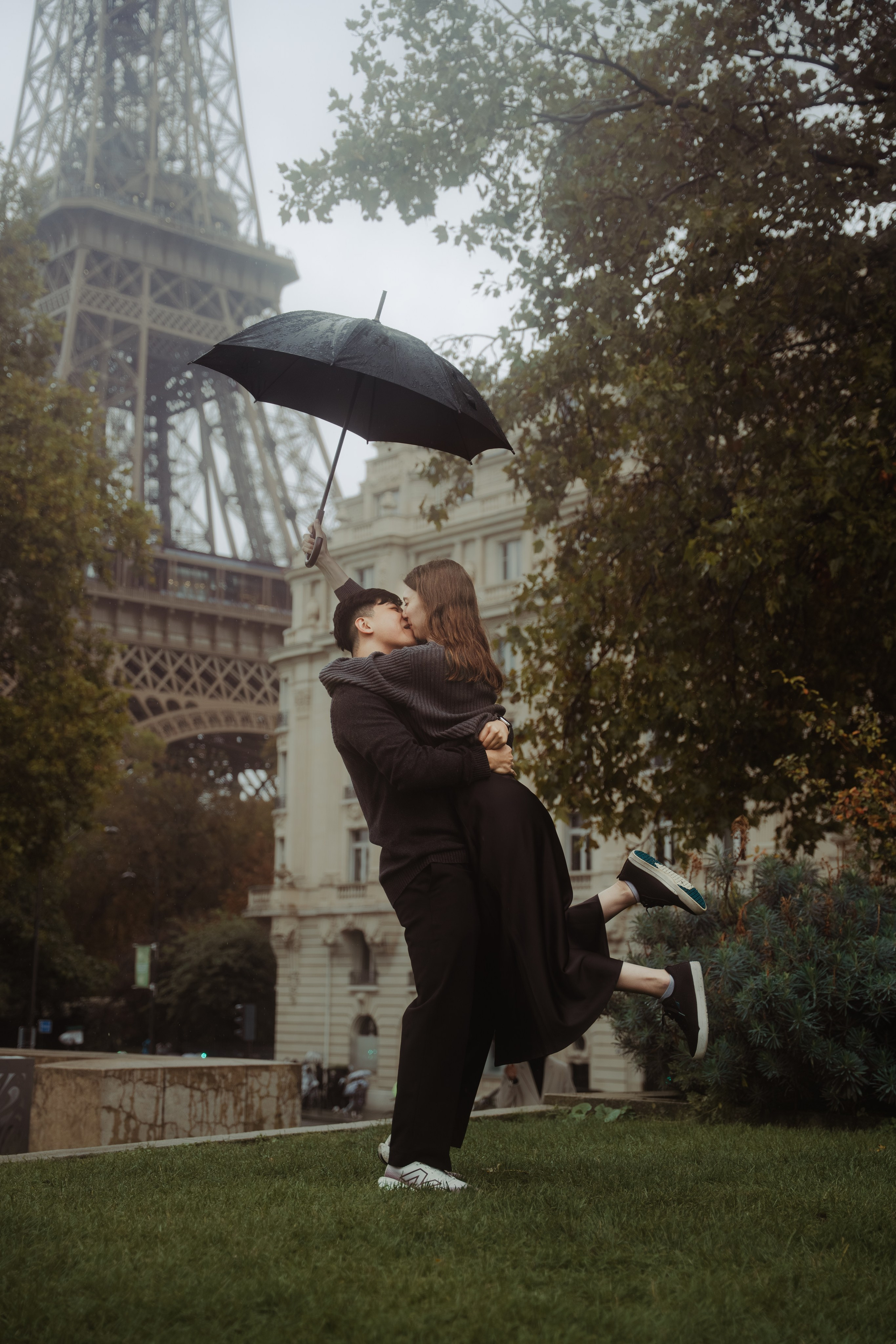 Margaret & Max in Rainy Paris. Фотограф в Париже Полина Осипова