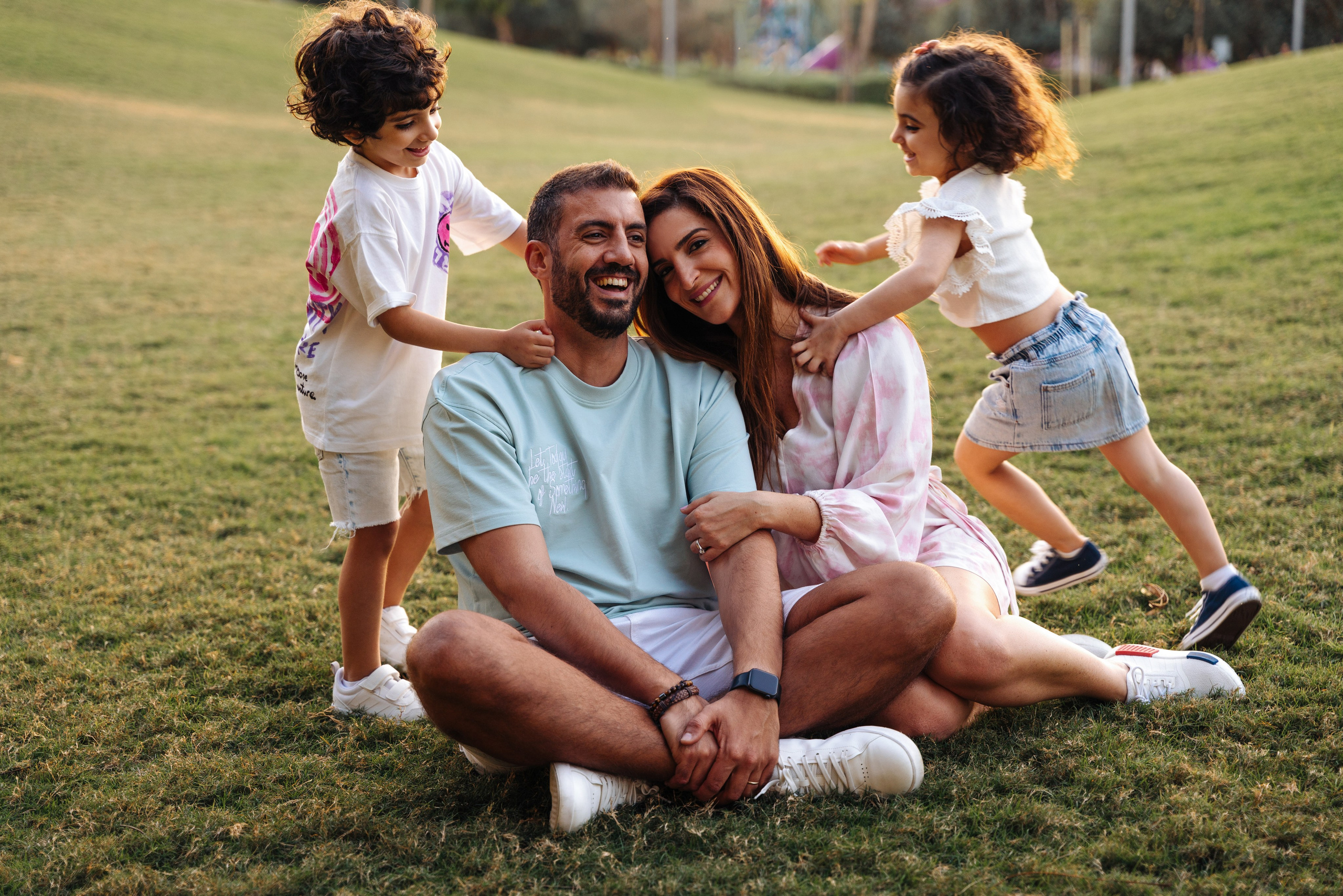 Family fun and play in the park. Angela Iakovleva — Family Photographer in Dubai