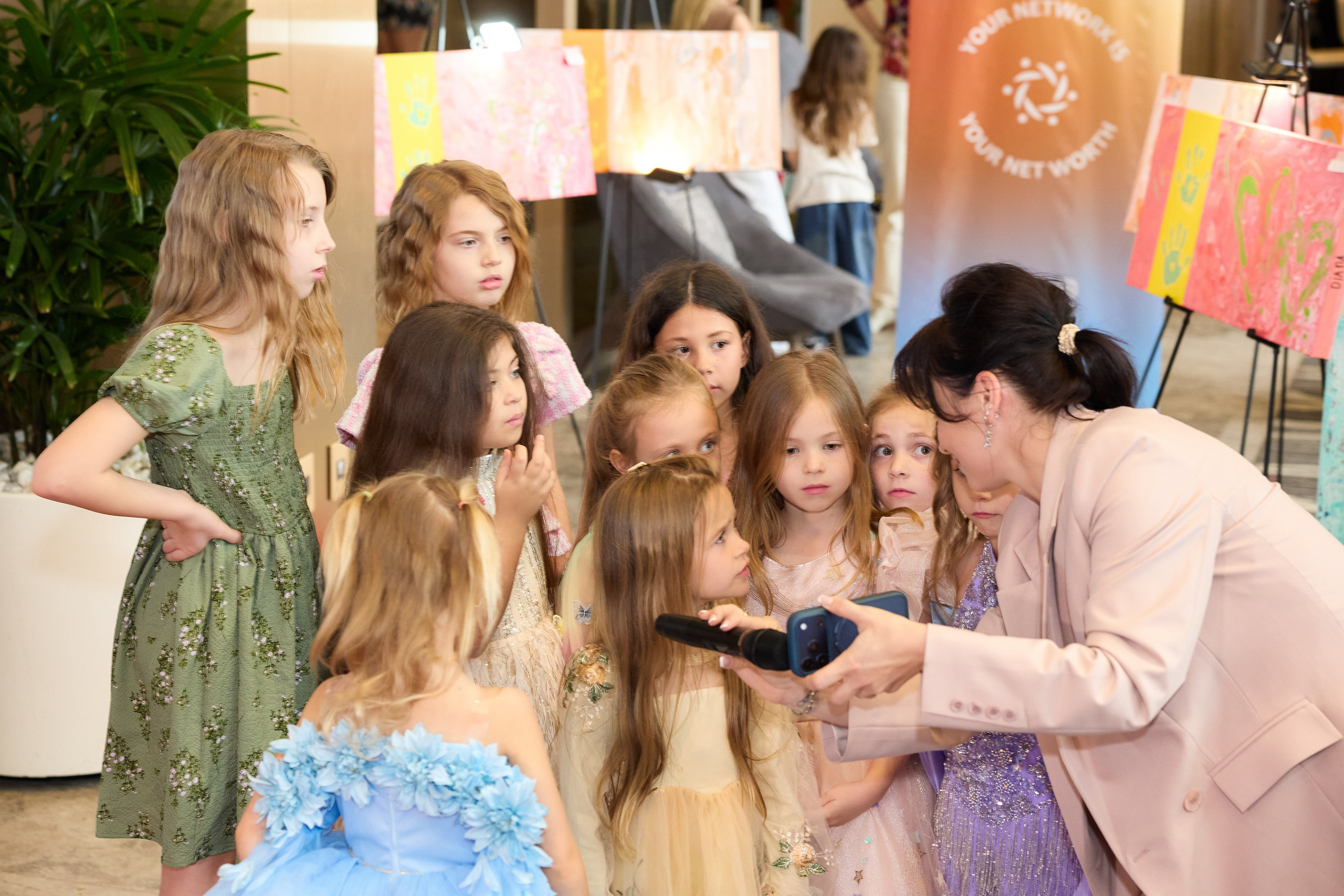 Авторская благотворительная художественная выставка Дианы Бортник. Фотограф Юлия Маковеева