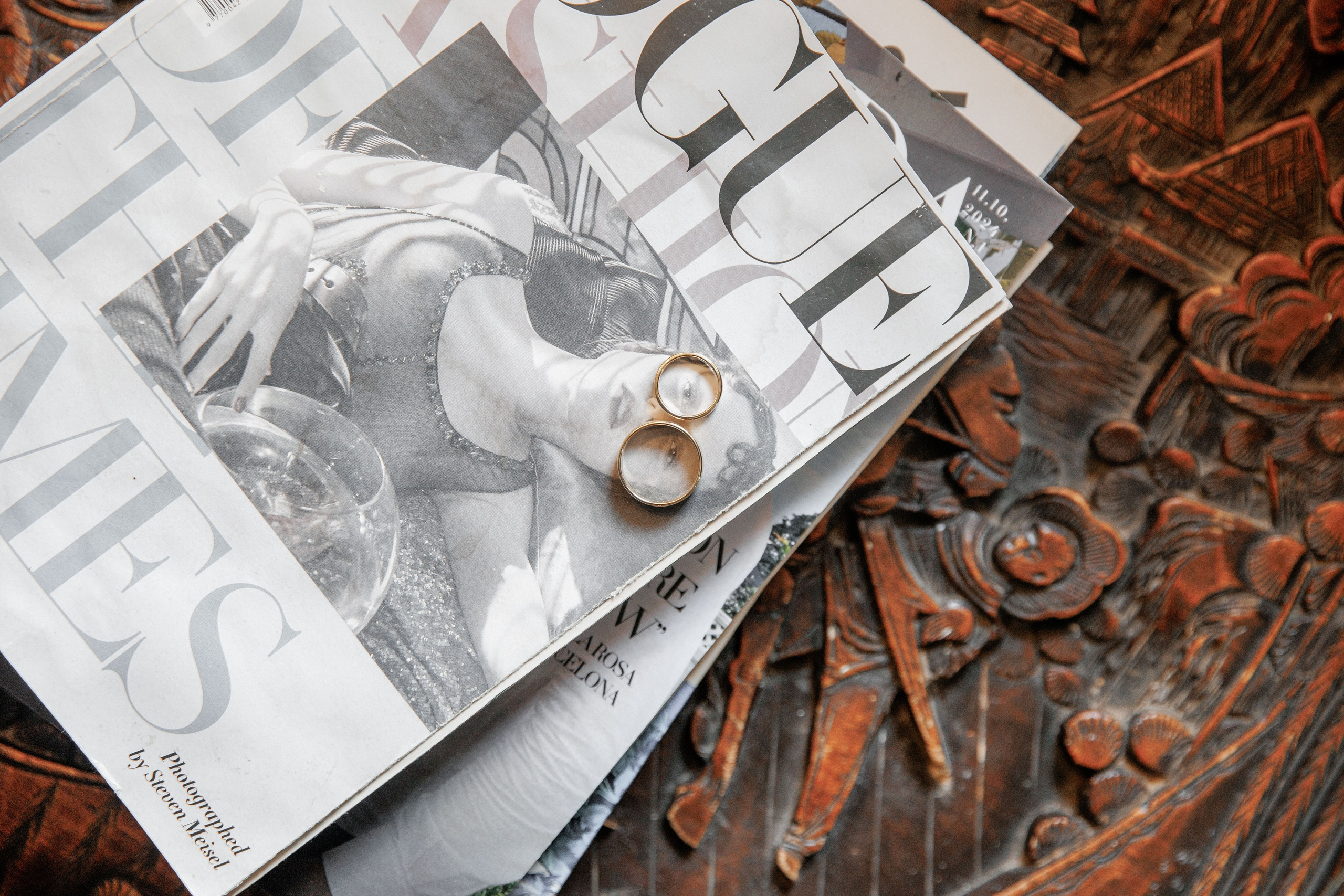 Close-up of elegant wedding rings with intricate designs captured during a Barcelona wedding.