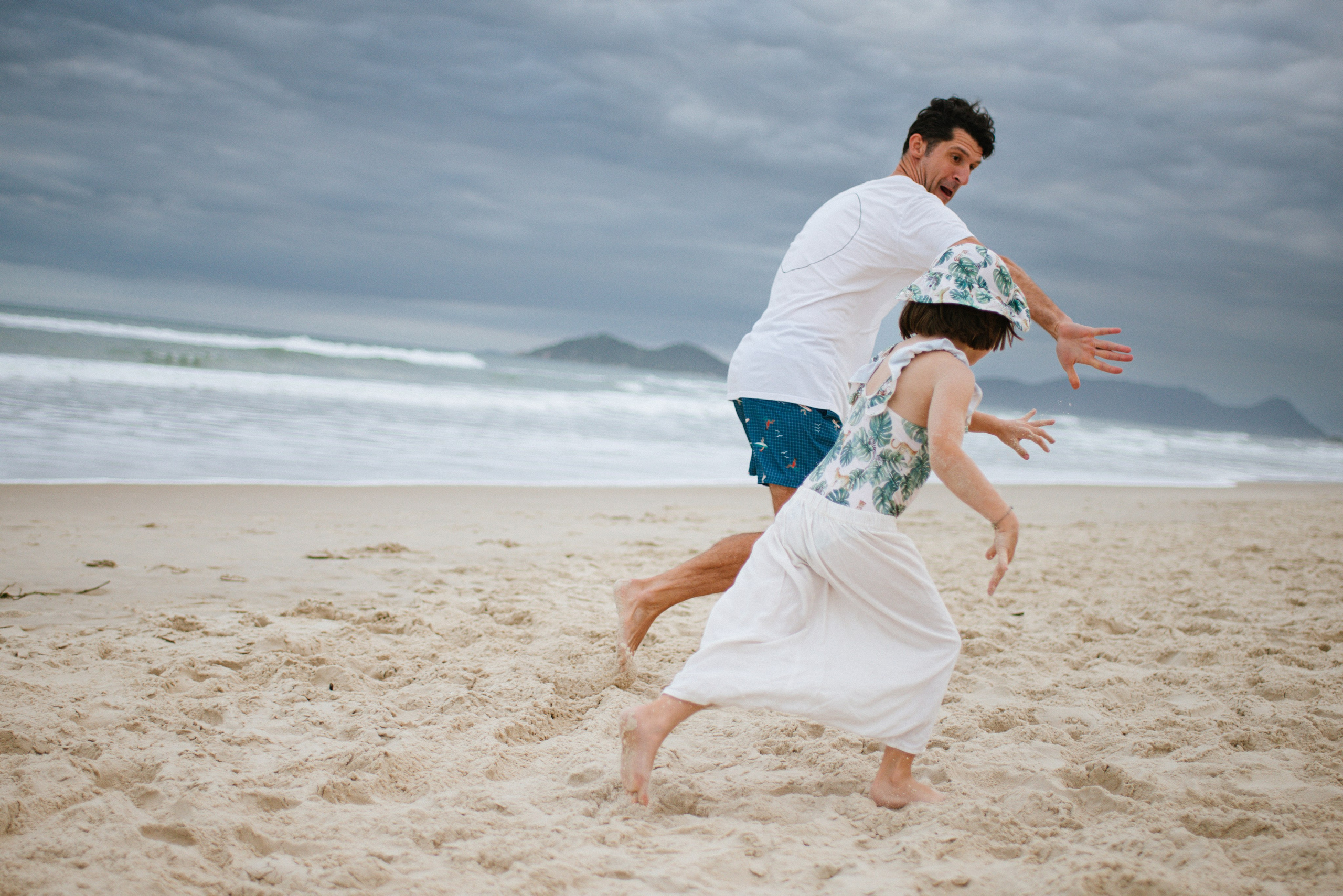 Joga de frisbee. Fotógrafo de família e crianças