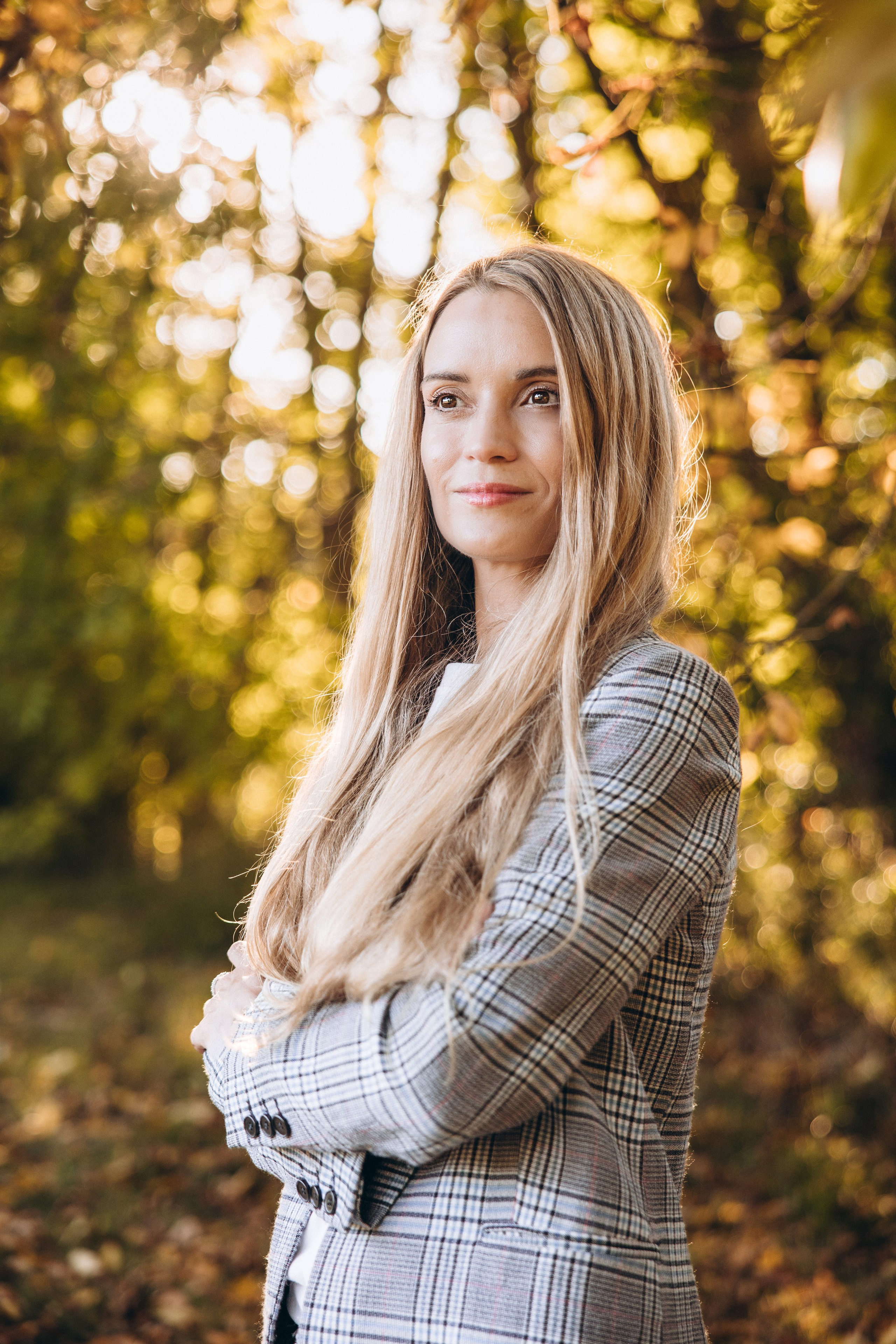 Autumn mother-son family photoshoot in Toulouse. Eugénie Smirnova — your photographer in Toulouse and southwest France
