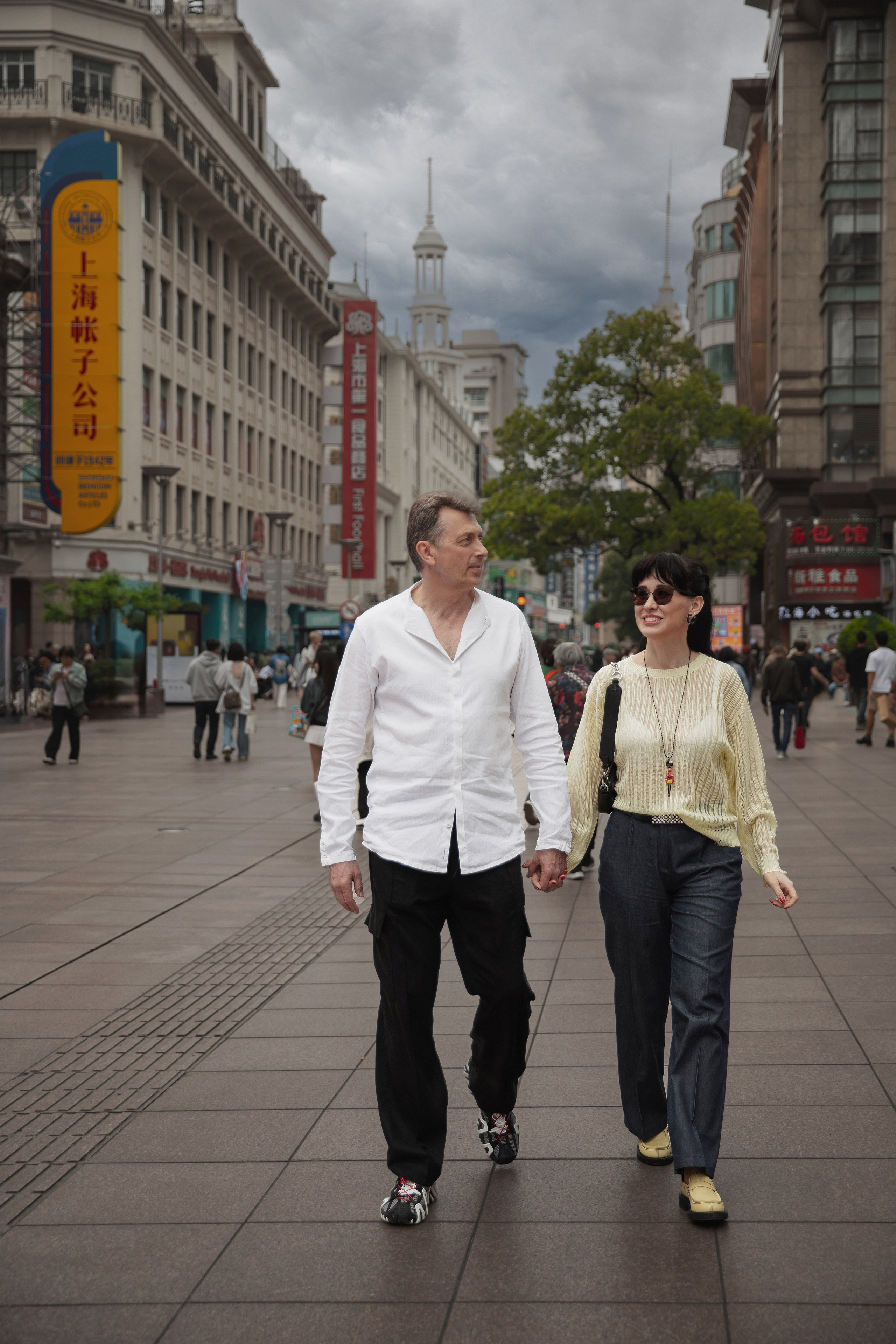 Влюбленные среди ярких вывесок и магазинов на Nanjing Road