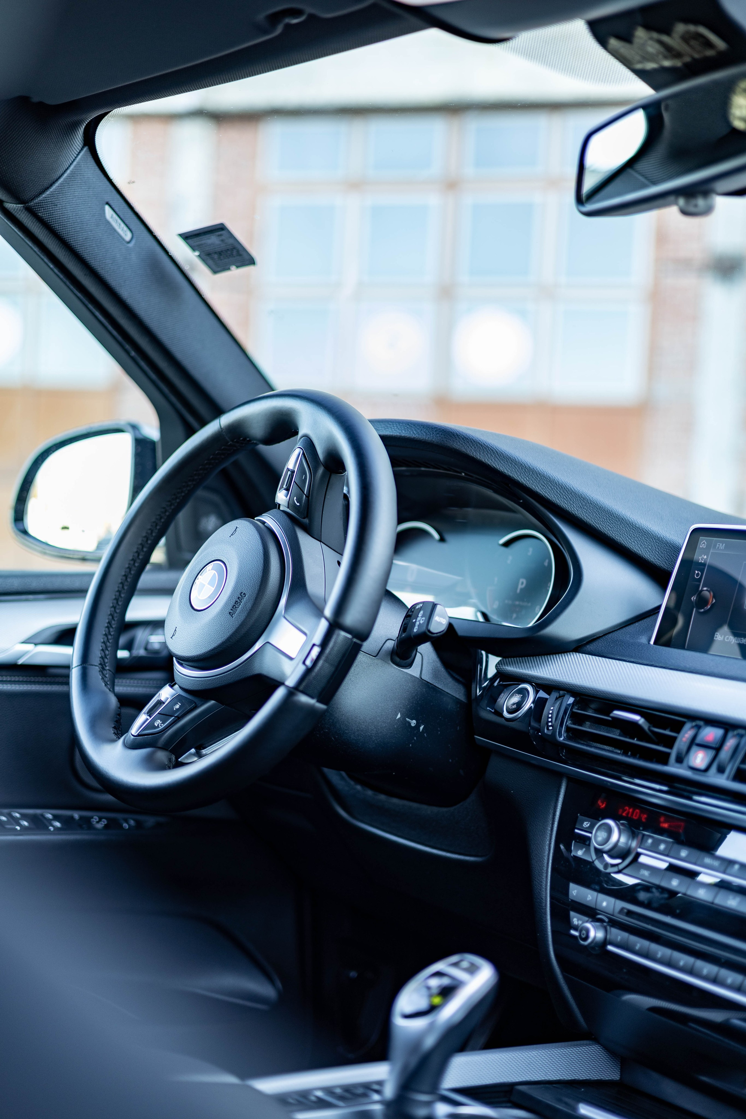 Профессиональное фото приборной панели и руля автомобиля