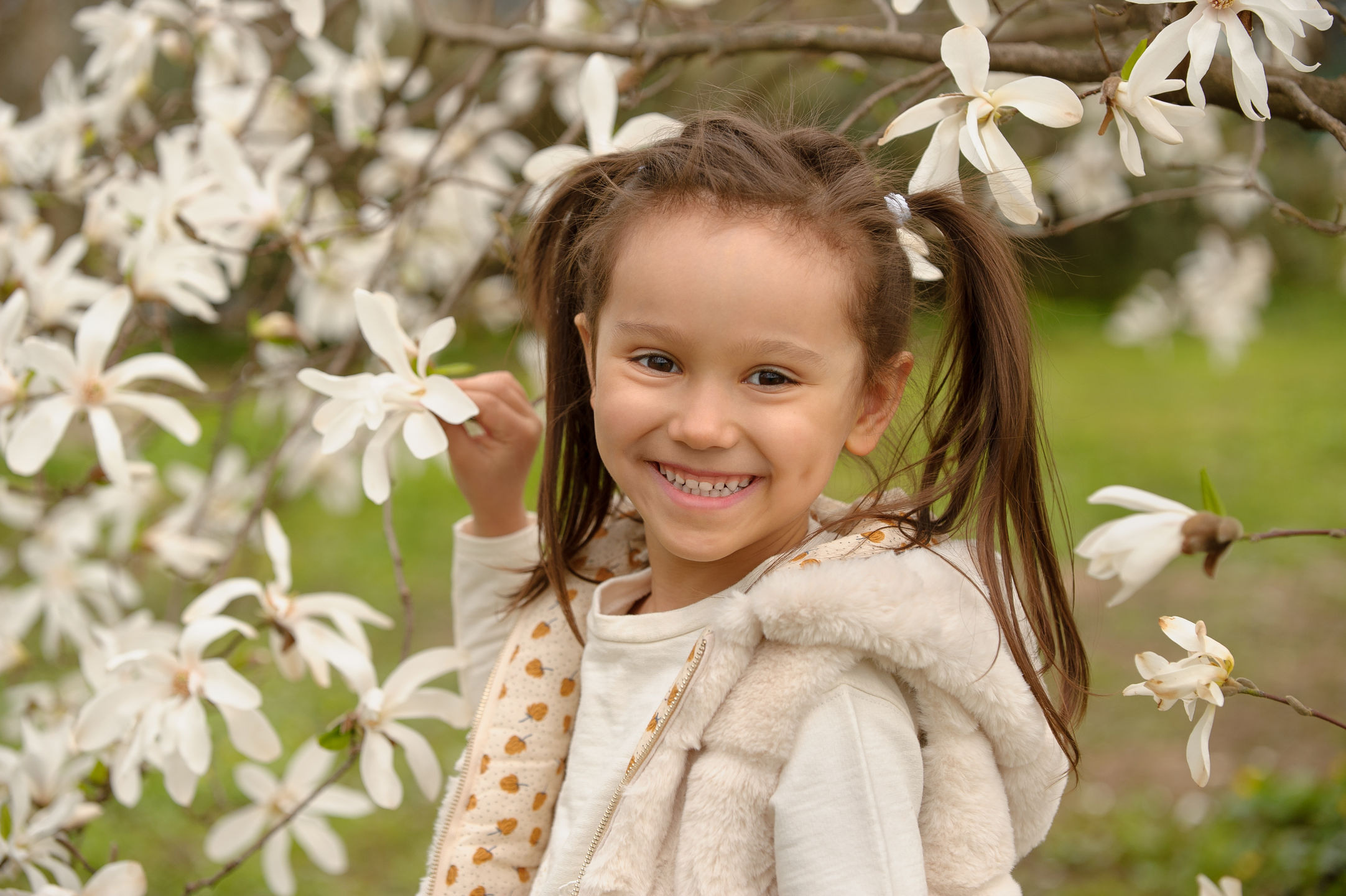 Весенняя Фотосессия Софии с Мамой. Семейный фотограф в Кишинёве THOMAS SHTIFT