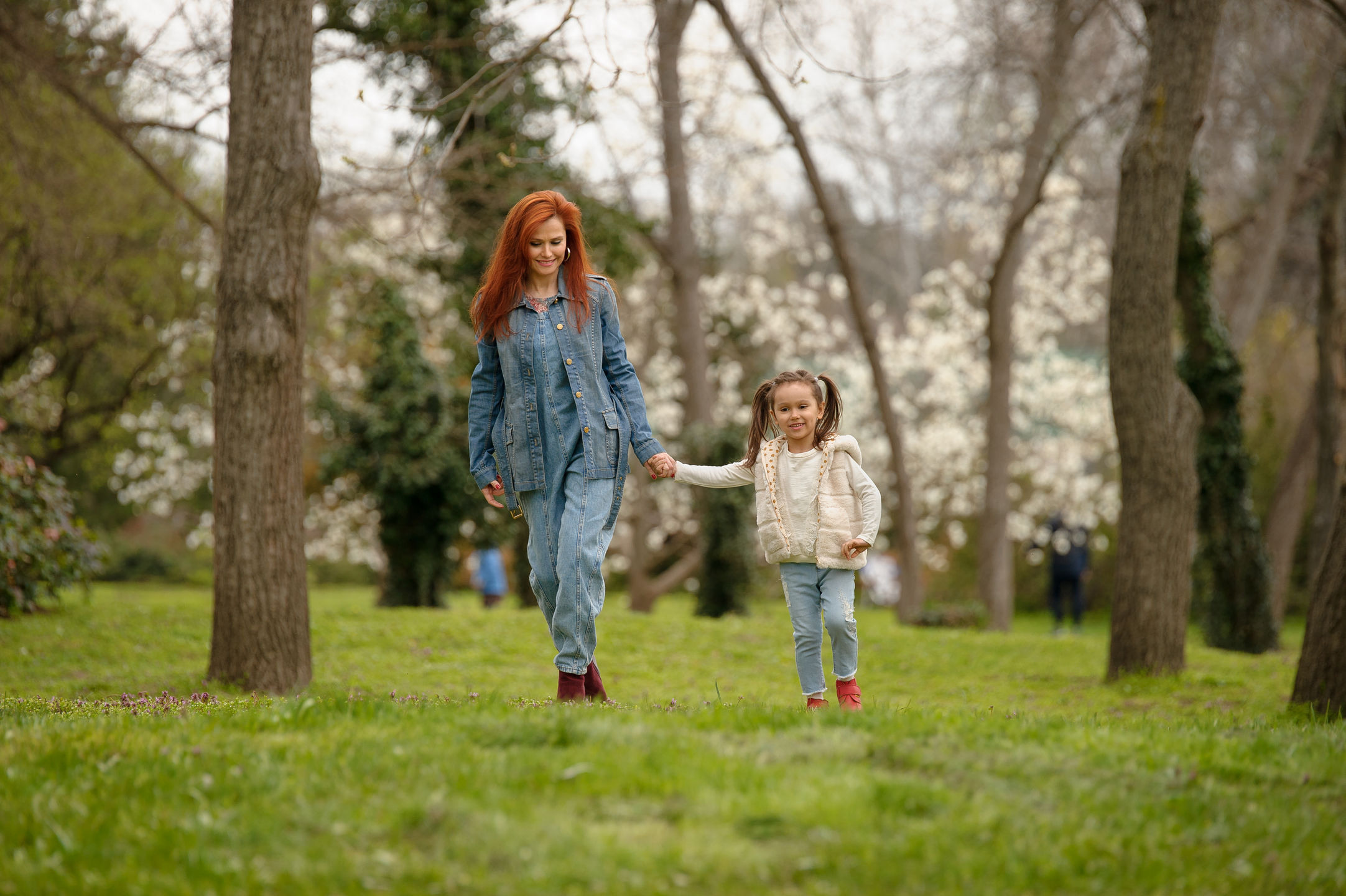 Весенняя Фотосессия Софии с Мамой. Семейный фотограф в Кишинёве THOMAS SHTIFT