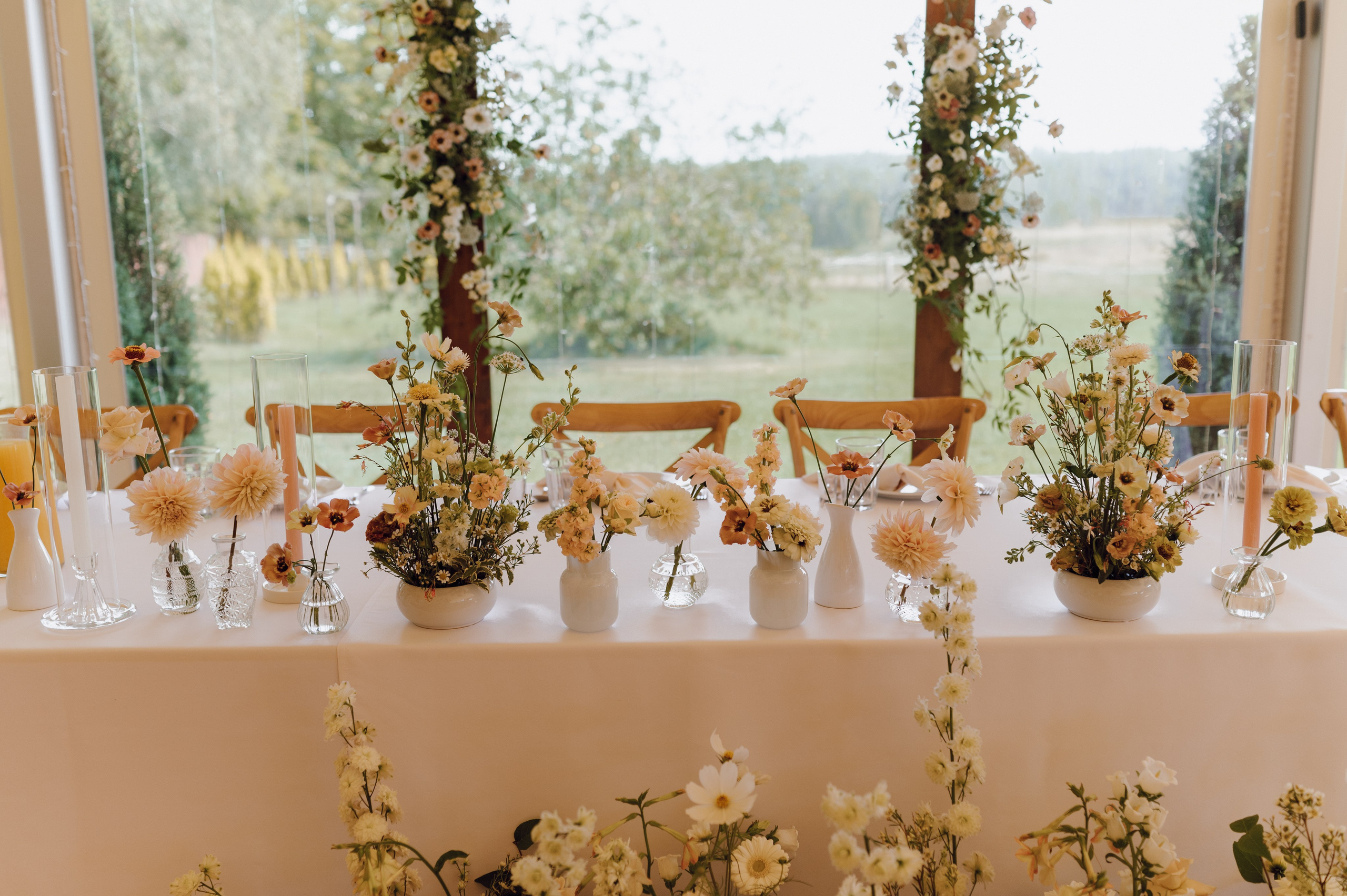 Dekoracje ślubne na sali weselnej – inspiracje weselne, fotografia ślubna Poznań.