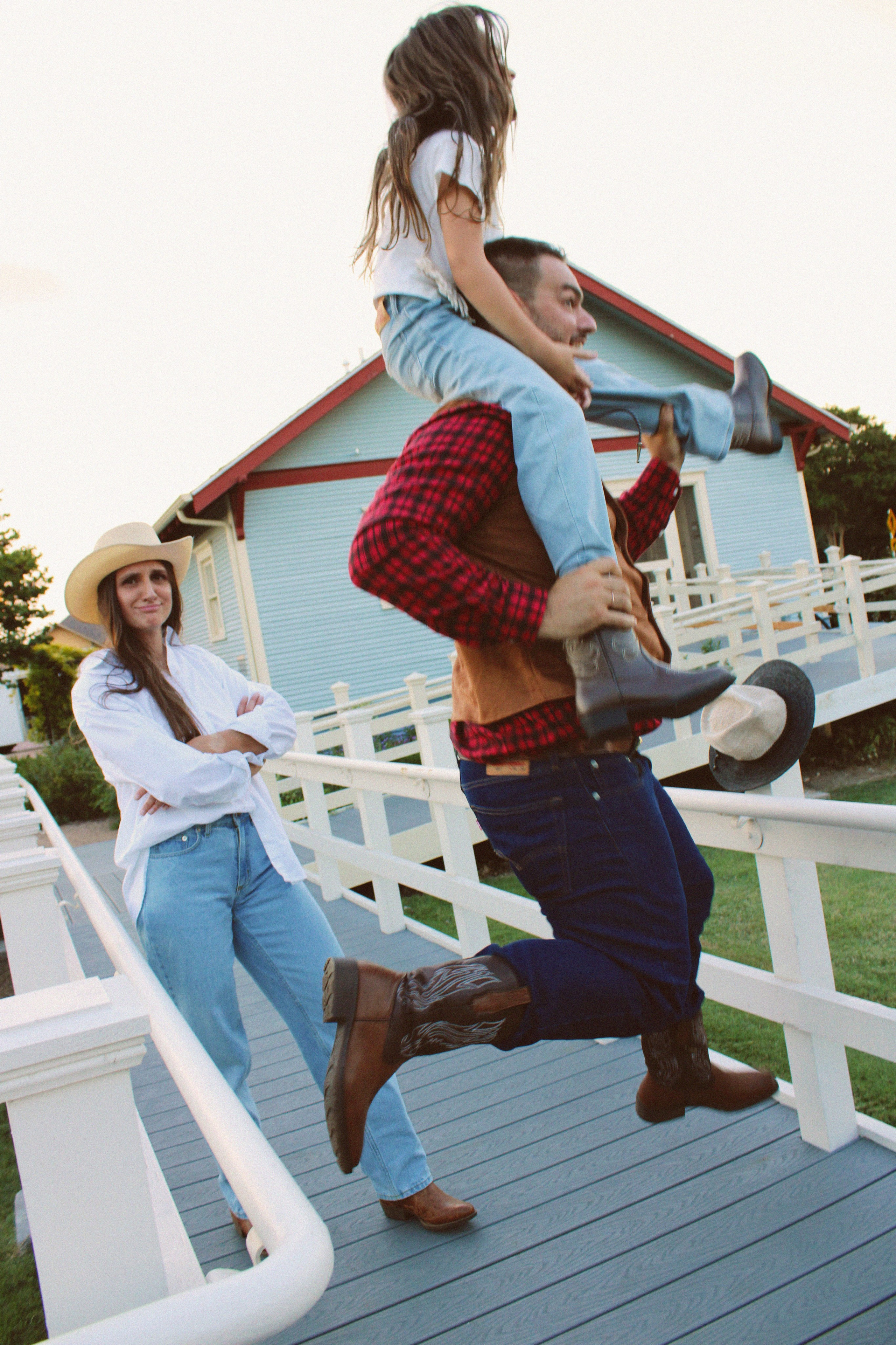 Texas Countryside Family Photoshoot in Cowboy Style. Lana Petrychenko — Portrait & Family Photographer. Valencia, Spain