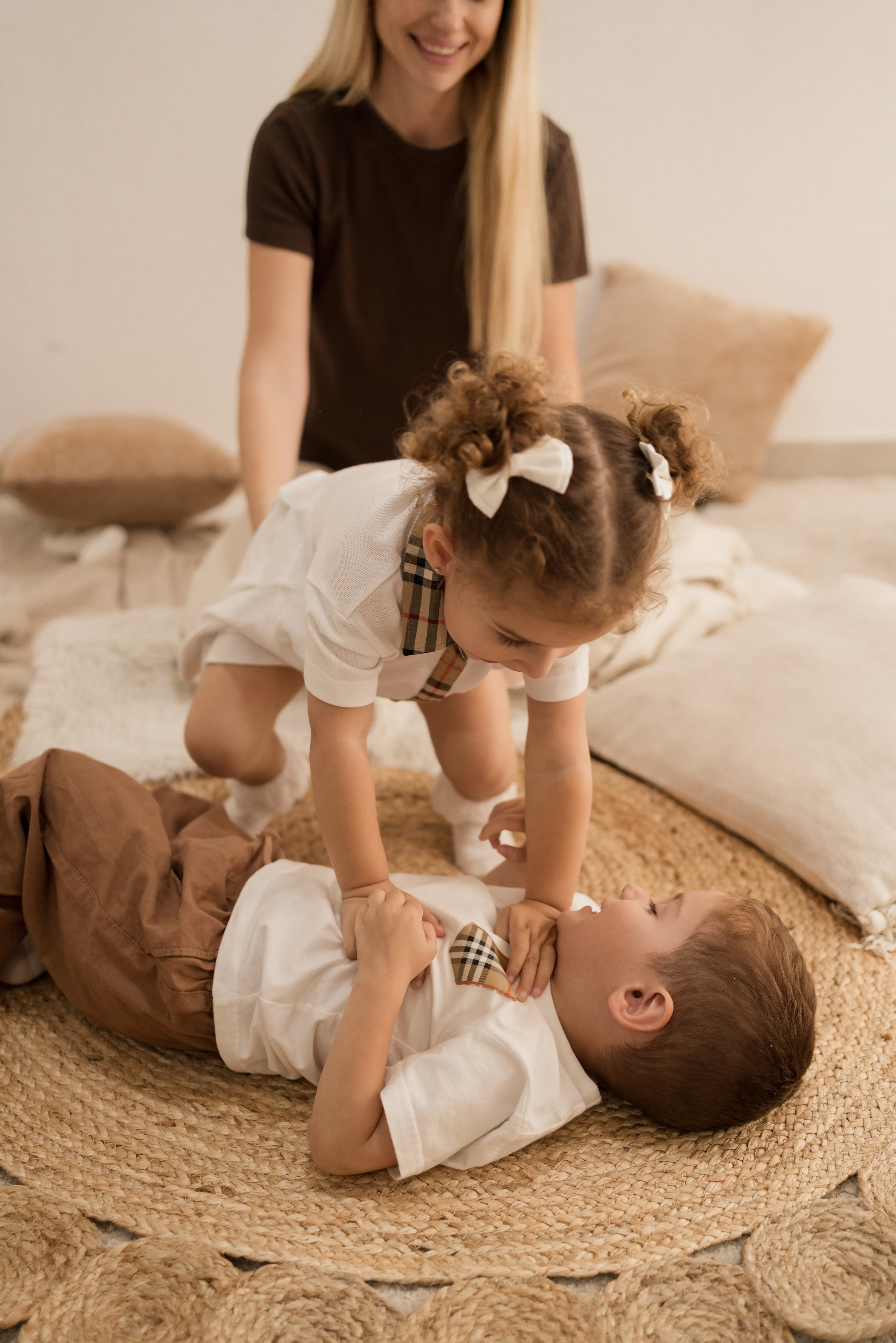 Home studio session — fun and giggles!. Angela Iakovleva — Family Photographer in Dubai