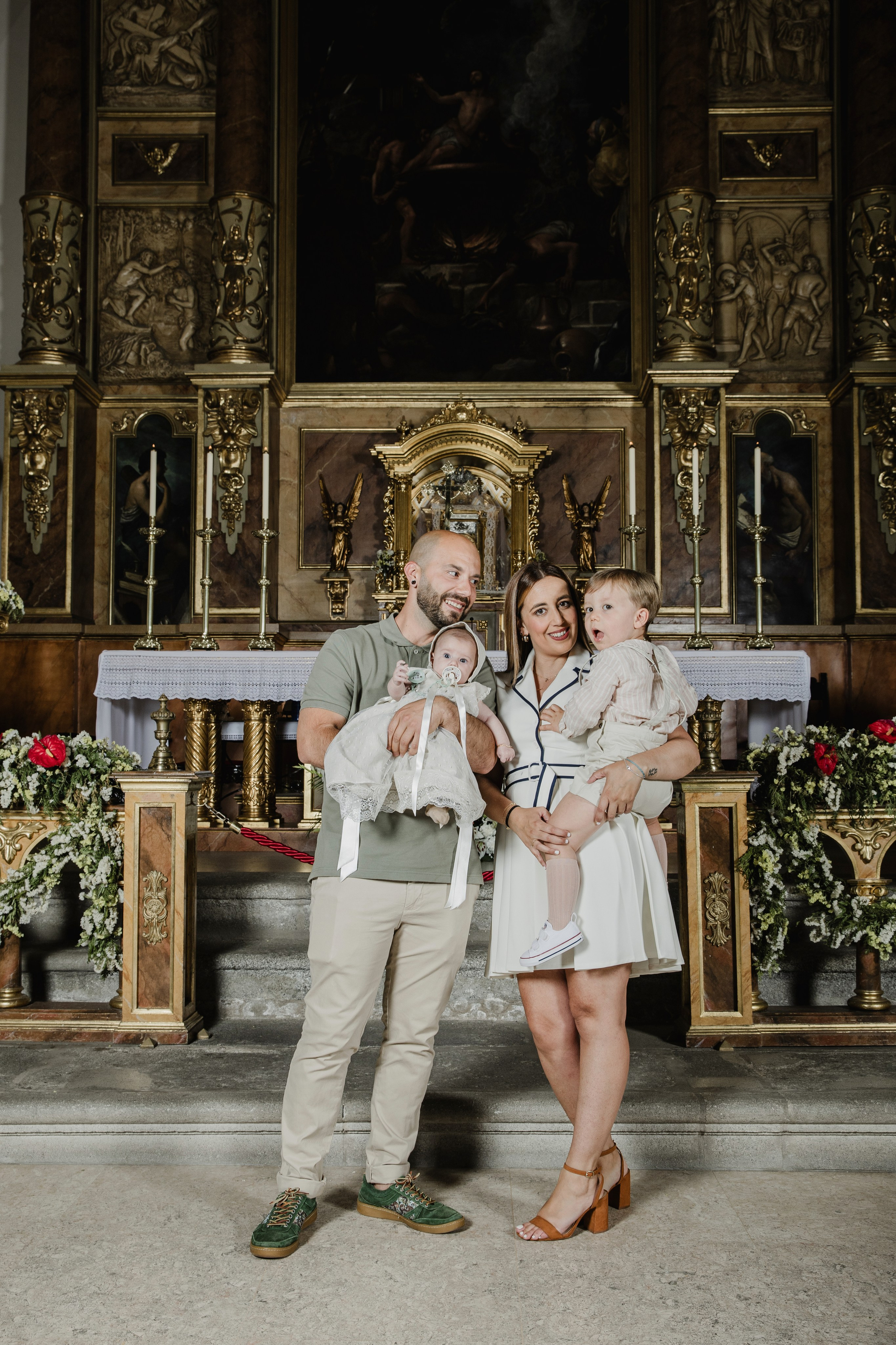 Retrato de bebé con traje de bautizo en estudio fotográfico Rainbox, Torrejón de Ardoz